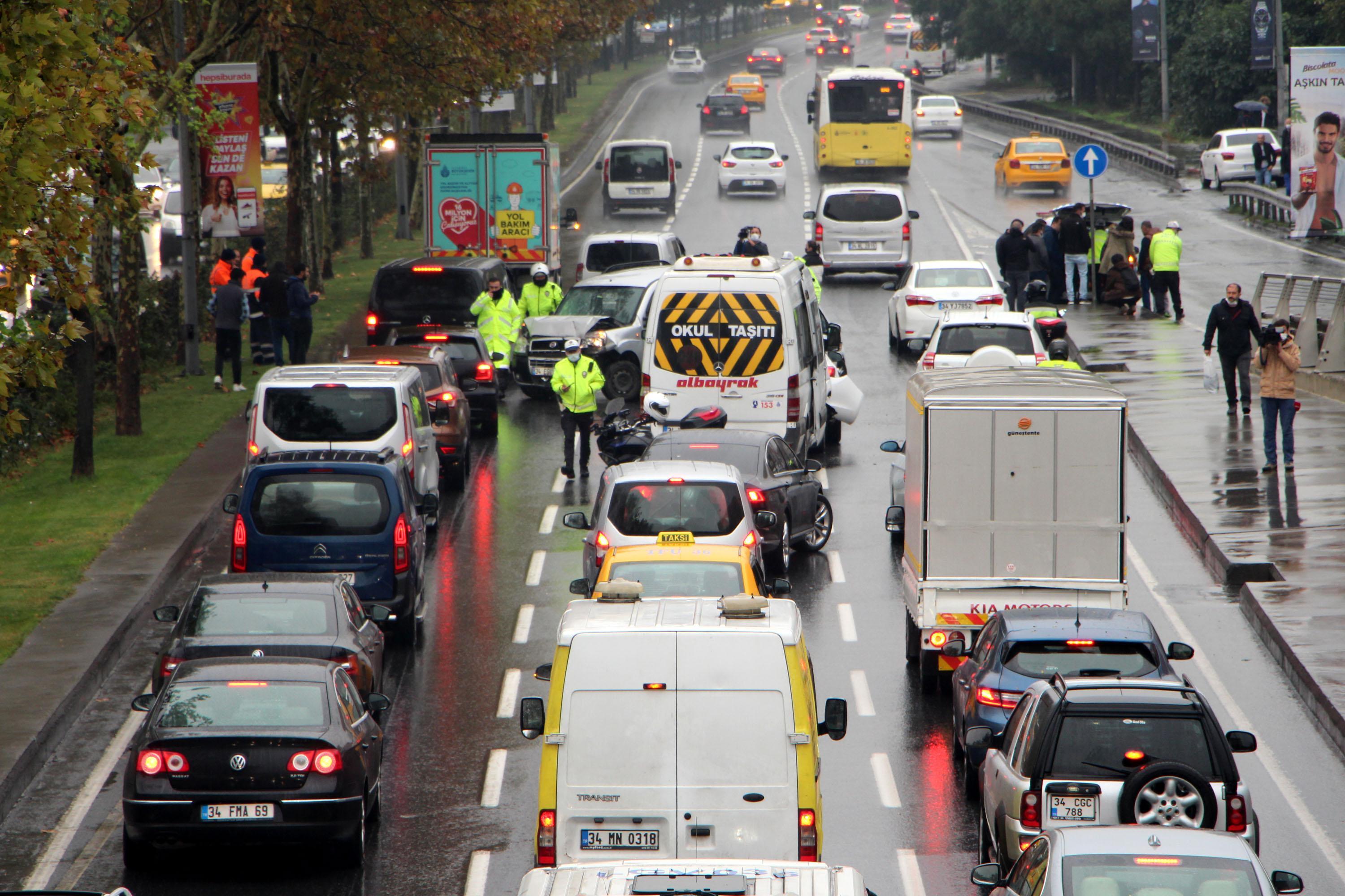 Şişlide zincirleme trafik kazası; 7 araç birbirine girdi