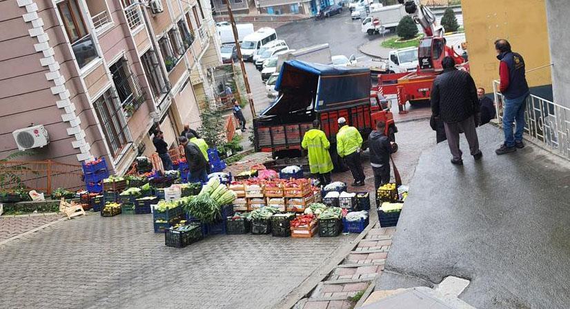 Kağıthanede sebze yüklü kamyonet otomobilin üzerine devrildi