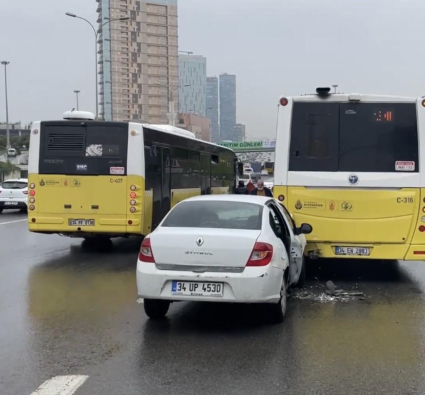Kartalda otomobil İETT otobüsüne arkadan çarptı: 2 yaralı