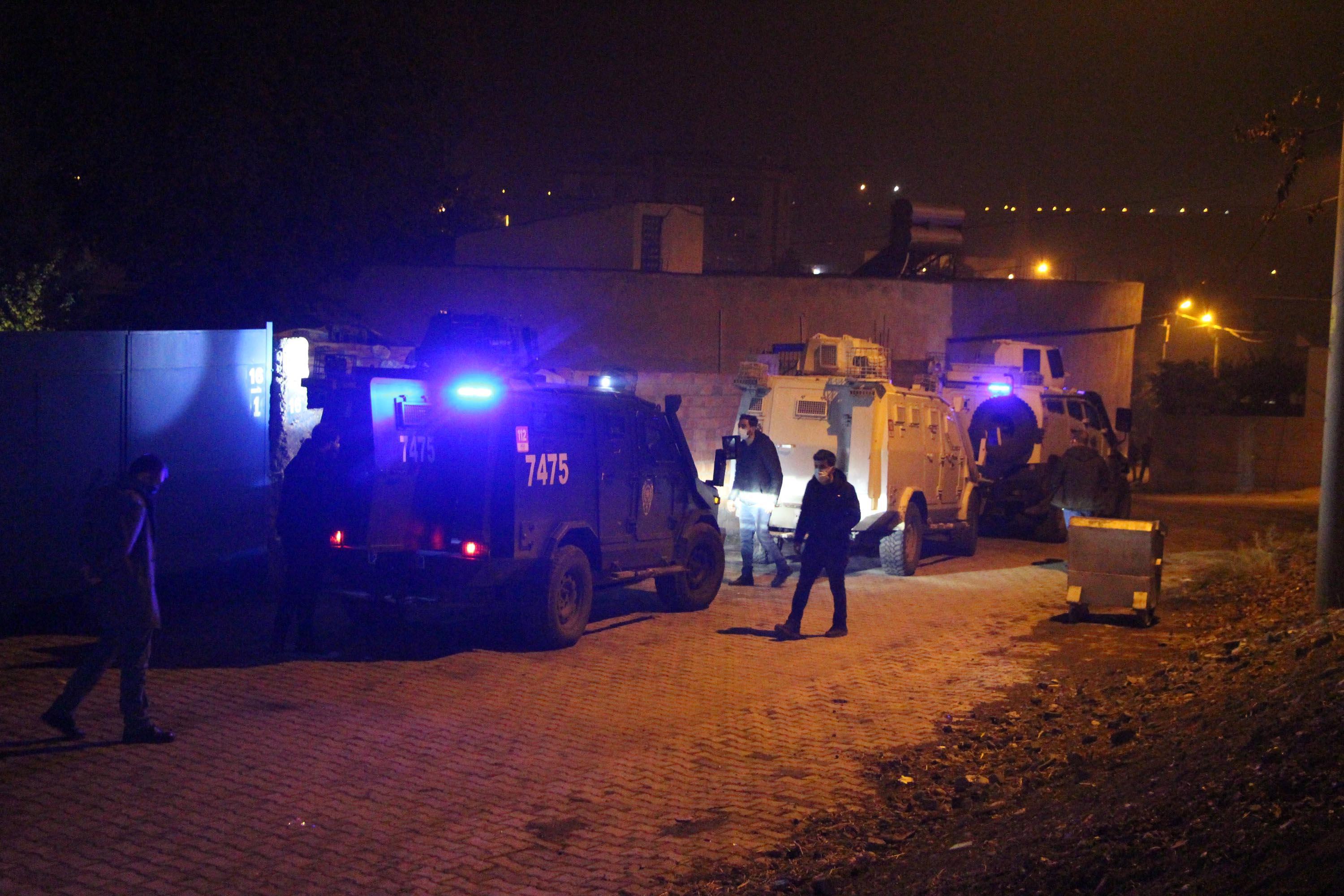 Diyarbakırda borç meselesi yüzünden silahlı kavga: Baba ağır yaralandı, oğlu öldürüldü