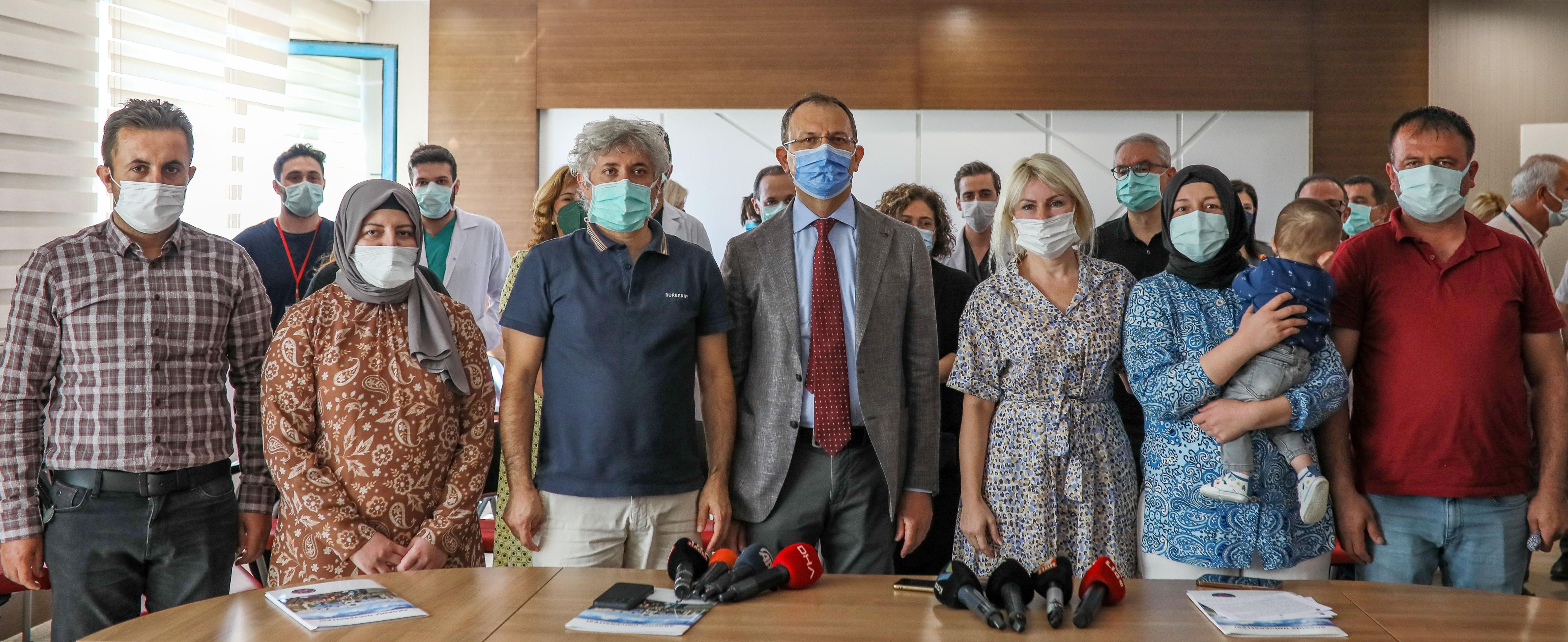 Rahim nakliyle dünyaya gelen bebek, adaşı Ömer Özkanın kucağında