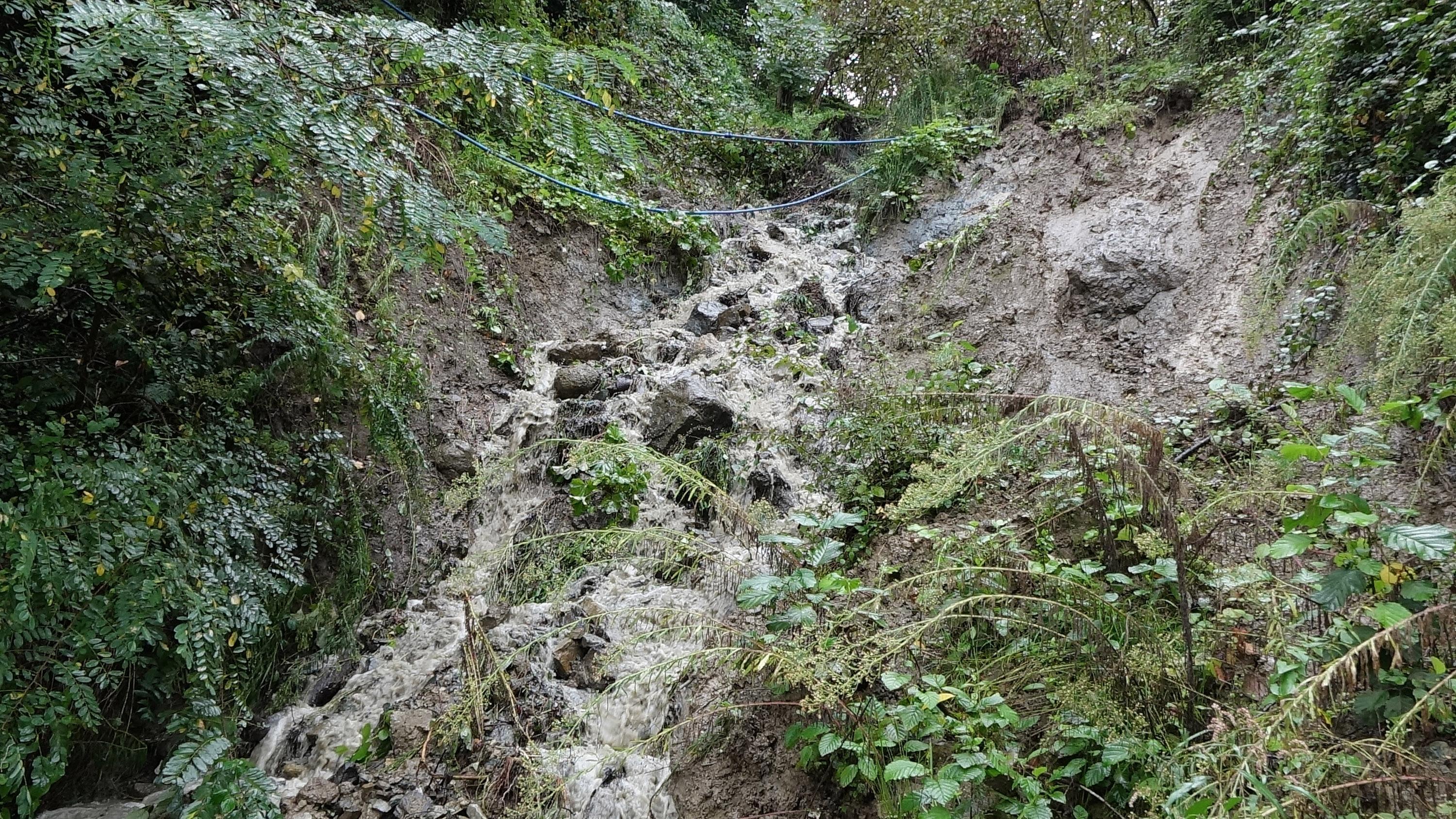 Karadenizde sağanak; Trabzonda ırmak taştı, Rizede heyelan meydana geldi