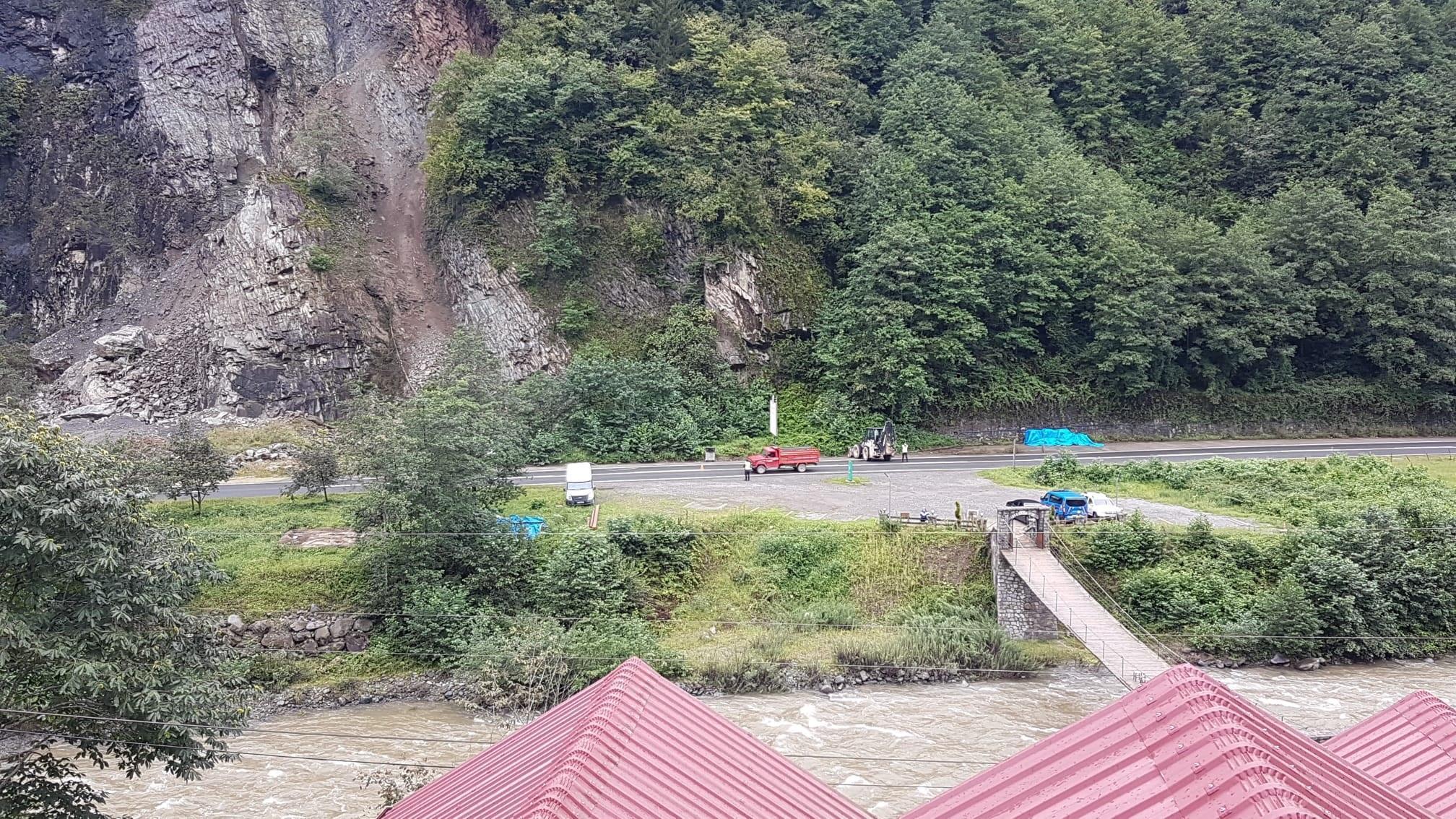 Karadenizde sağanak; Trabzonda ırmak taştı, Rizede heyelan meydana geldi