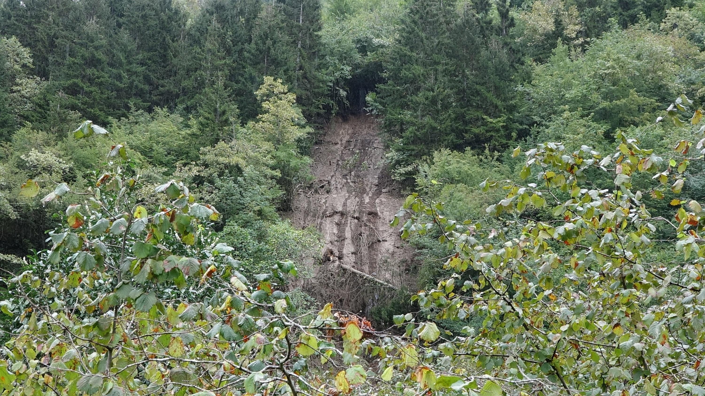Karadenizde sağanak; Trabzonda ırmak taştı, Rizede heyelan meydana geldi