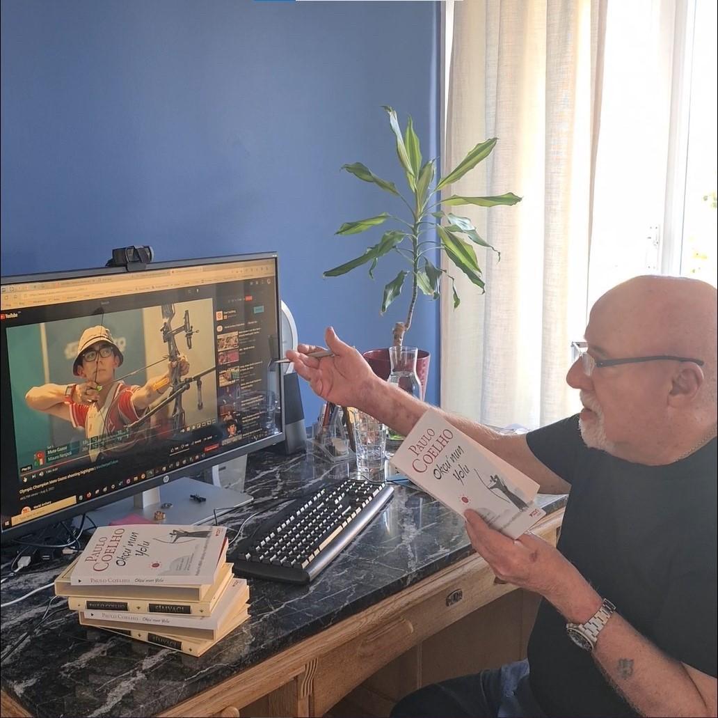 Paulo Coelho dedicates his book ‘The Archer’ to Olympic champion Mete Gazoz