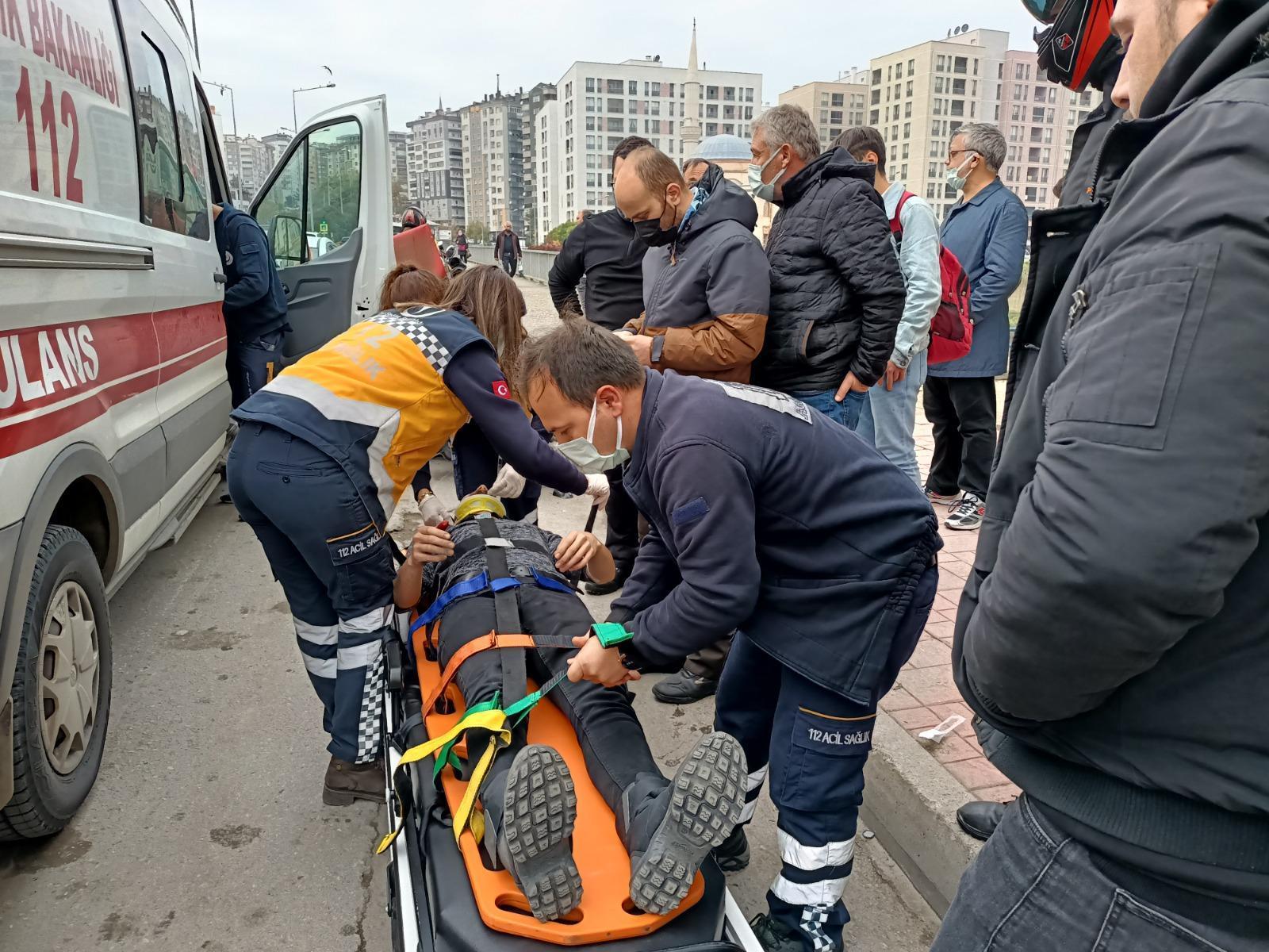 Dolmuşa çarpıp savrulan motosikletin yayaya çarptığı kaza kamerada