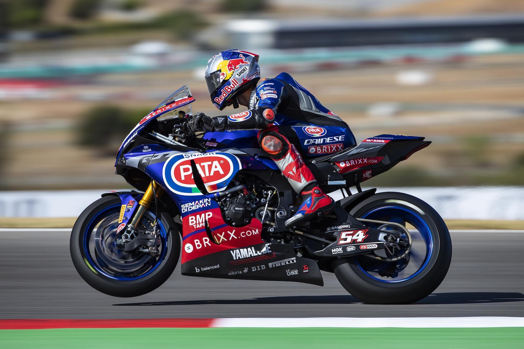 Milli motosikletçi Toprak Razgatlıoğlu, dünya şampiyonu olarak tarihe geçti