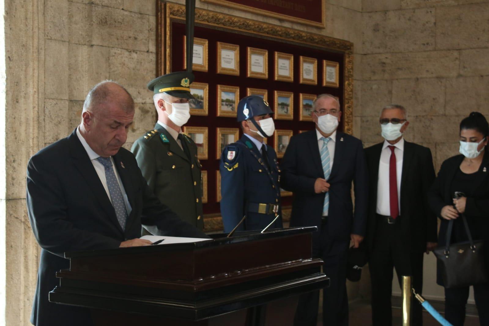 Ümit Özdağ, Anıtkabiri ziyaret etti