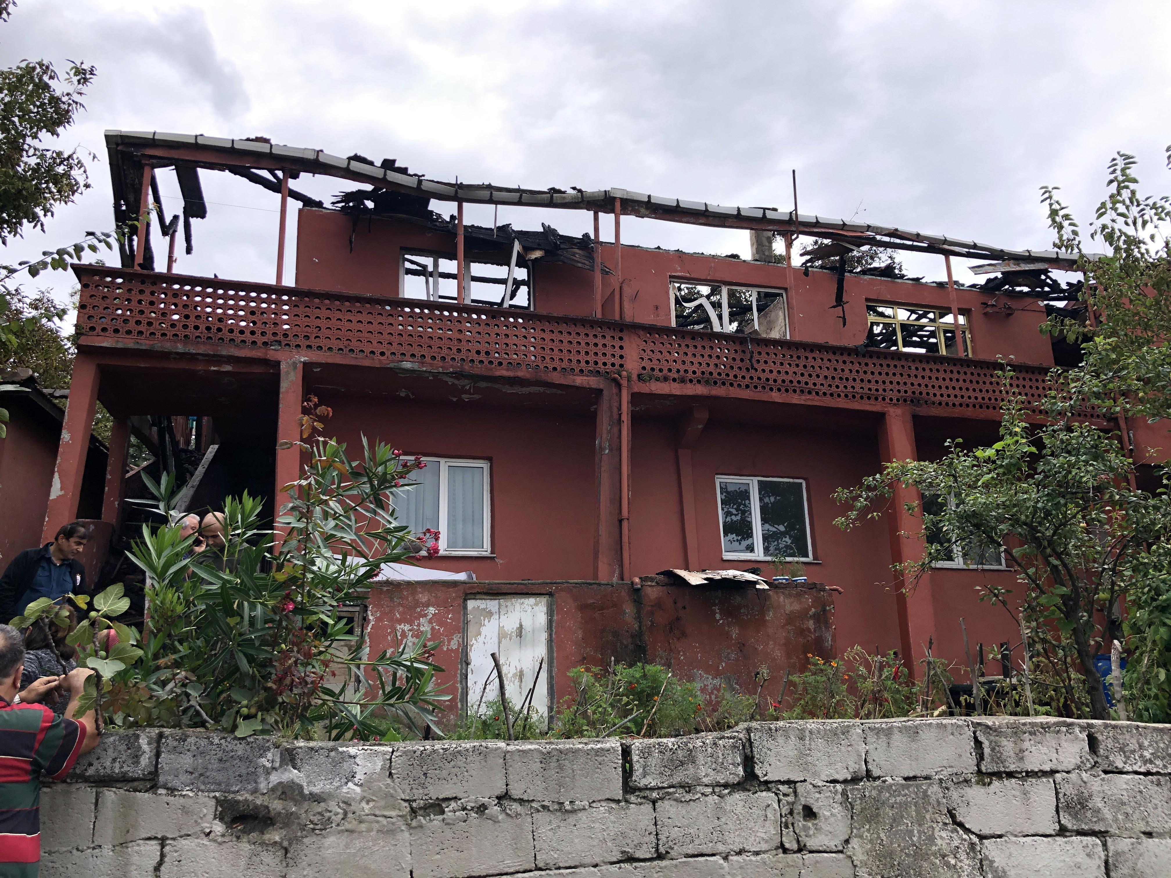 Köpek beslemesinden şikayet eden kişinin evini yaktı