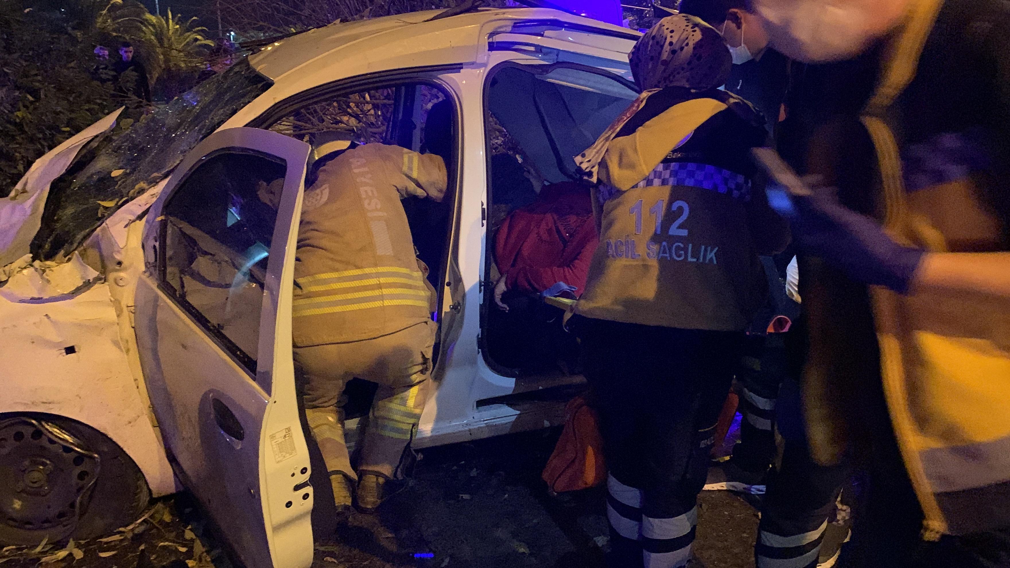 Maltepede refüje çarpan araç, taklalar atarak karşı şeride geçti: 4 yaralı