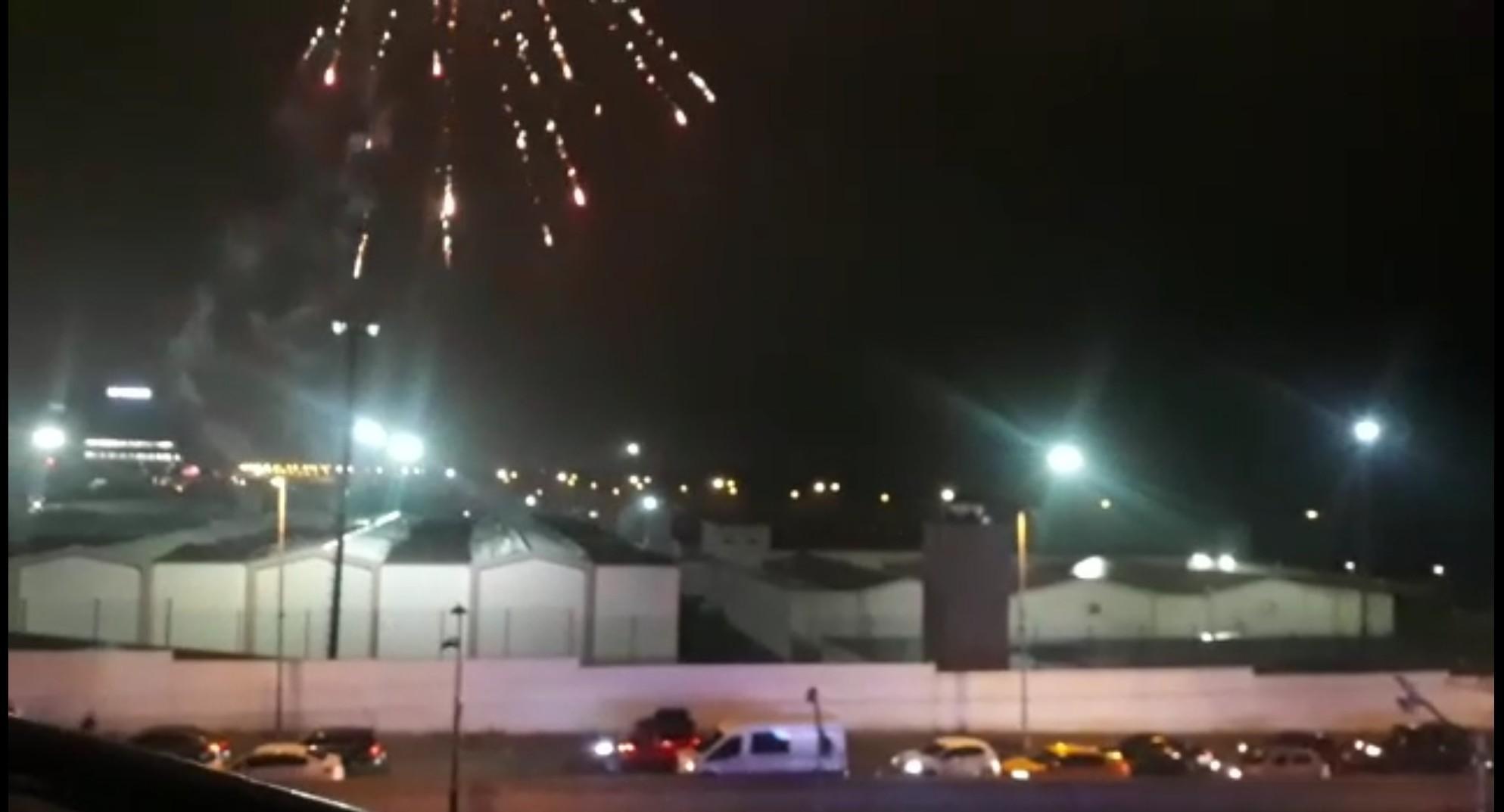 Metris Cezaevinin önünde havai fişek attılar