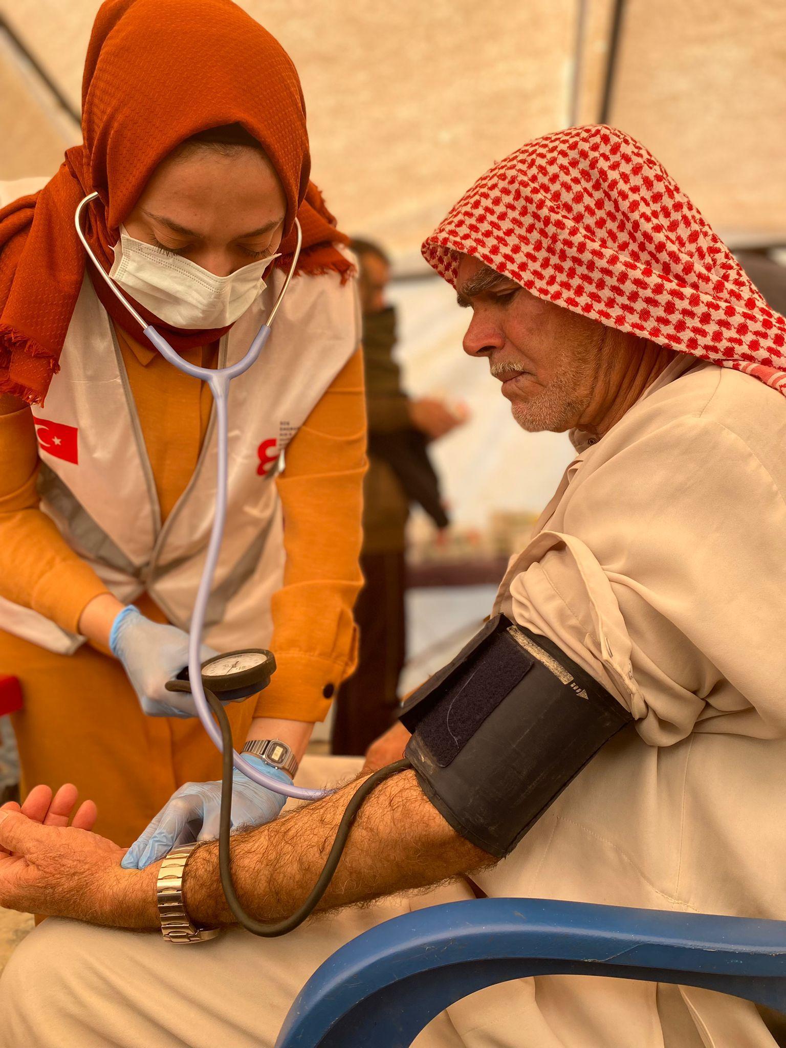 Herkesin kaçtığı İdlibe beyaz yeleklerini giyip gidiyorlar