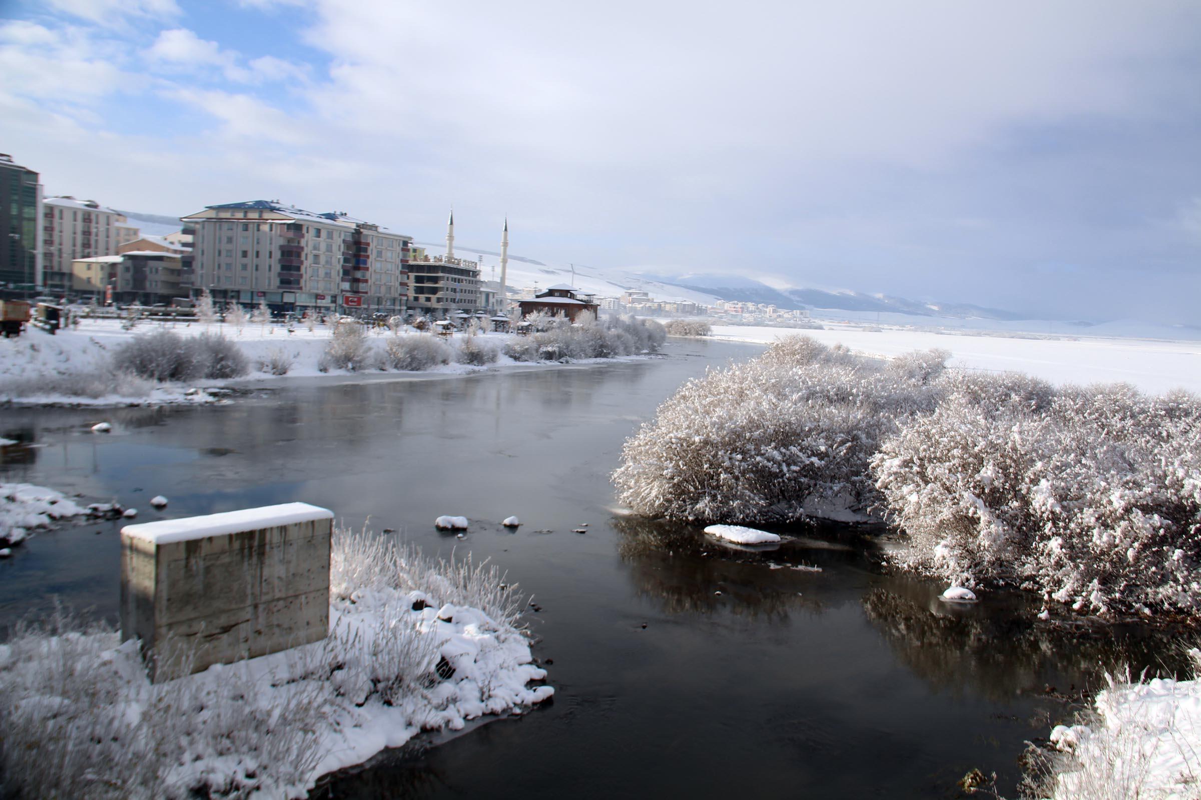 Ardahanda Kura Nehri dondu
