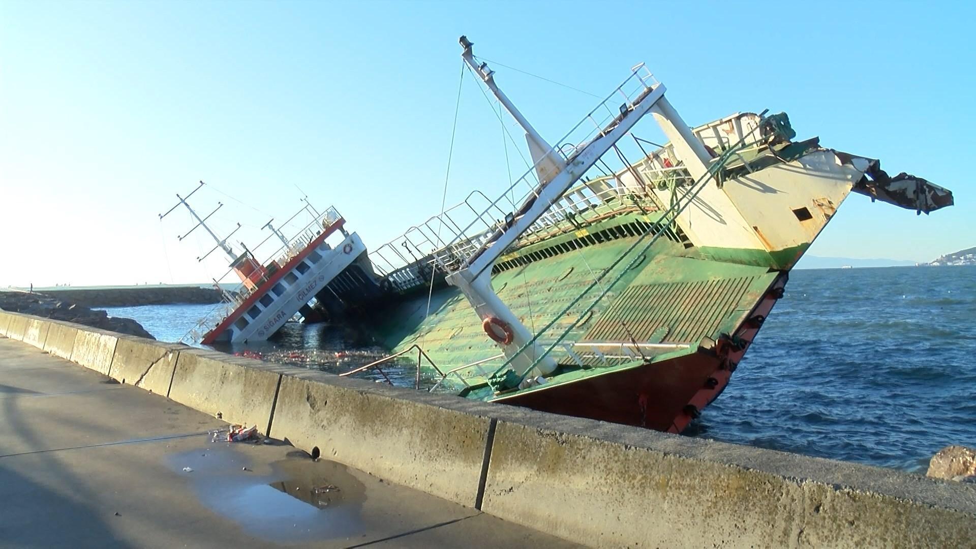 Kartalda lodos nedeniyle batan ve yan yatan gemiler halatlarla iskeleye bağlandı