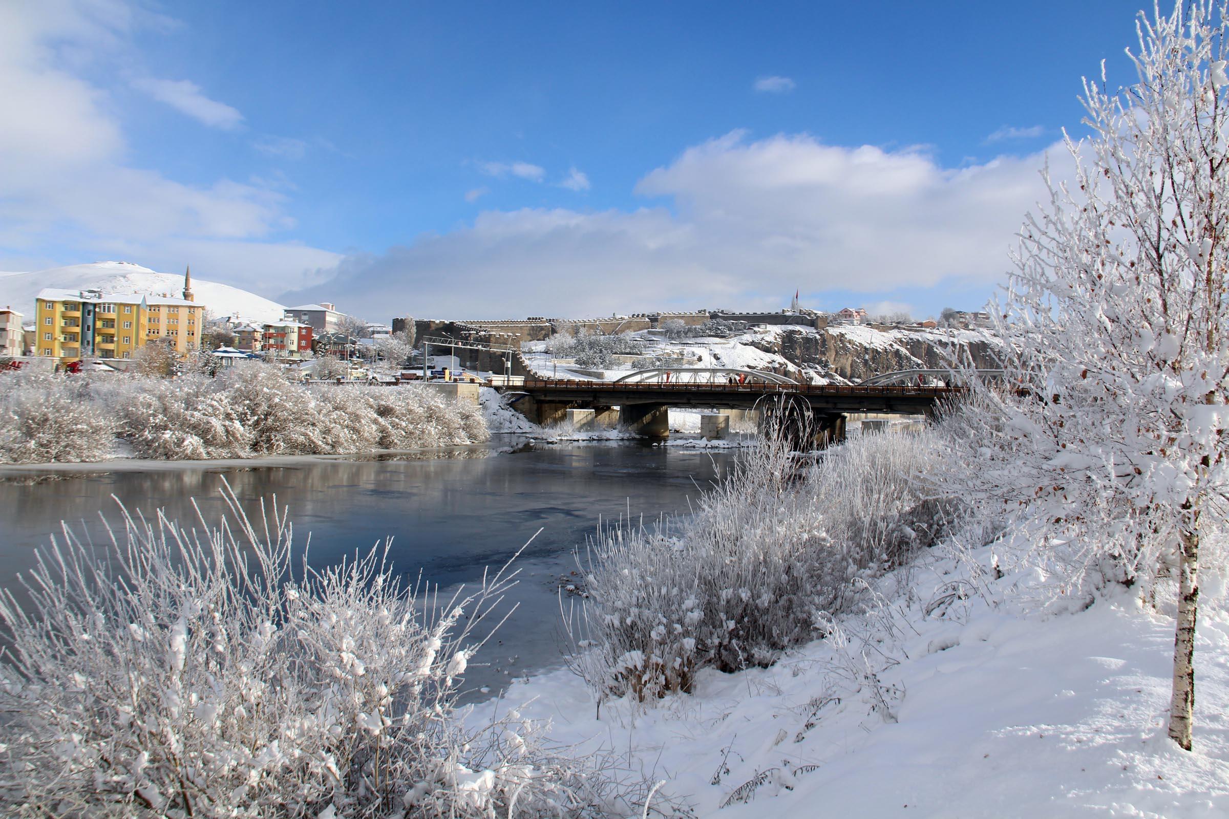 Kura River frozen in Ardahan