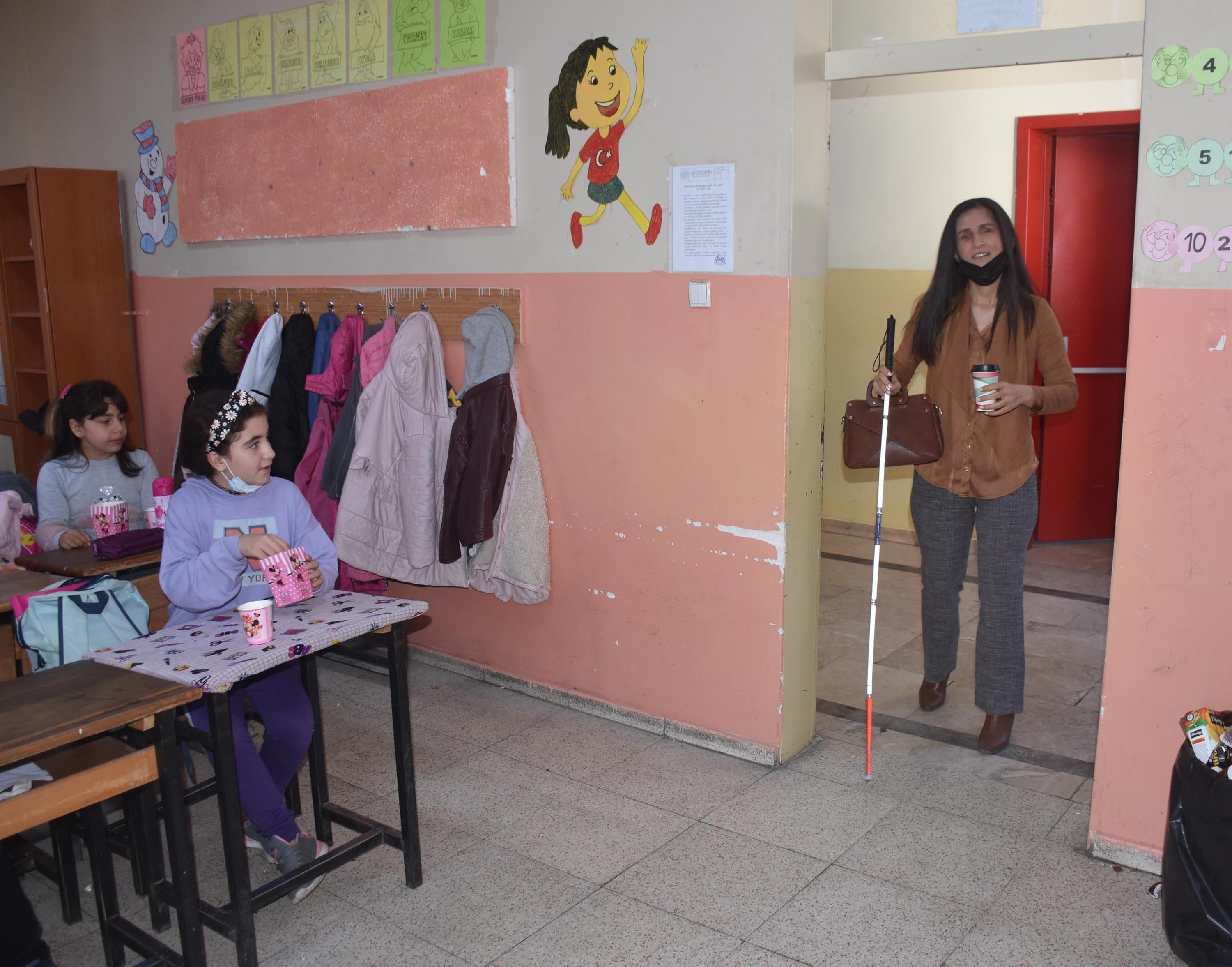 Görme engelli öğretmen çift, öğrencilerini geleceğe hazırlıyor