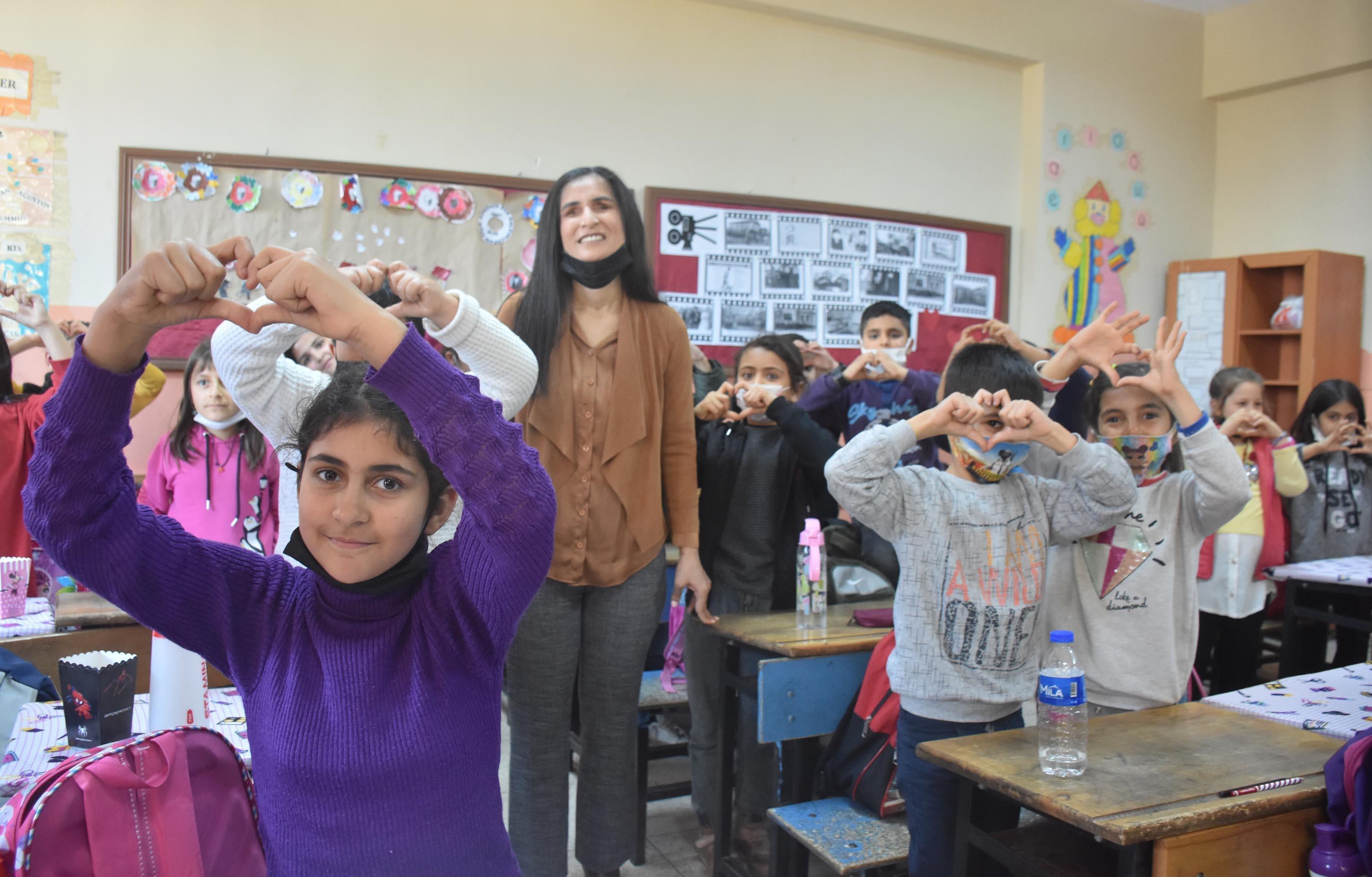 Görme engelli öğretmen çift, öğrencilerini geleceğe hazırlıyor