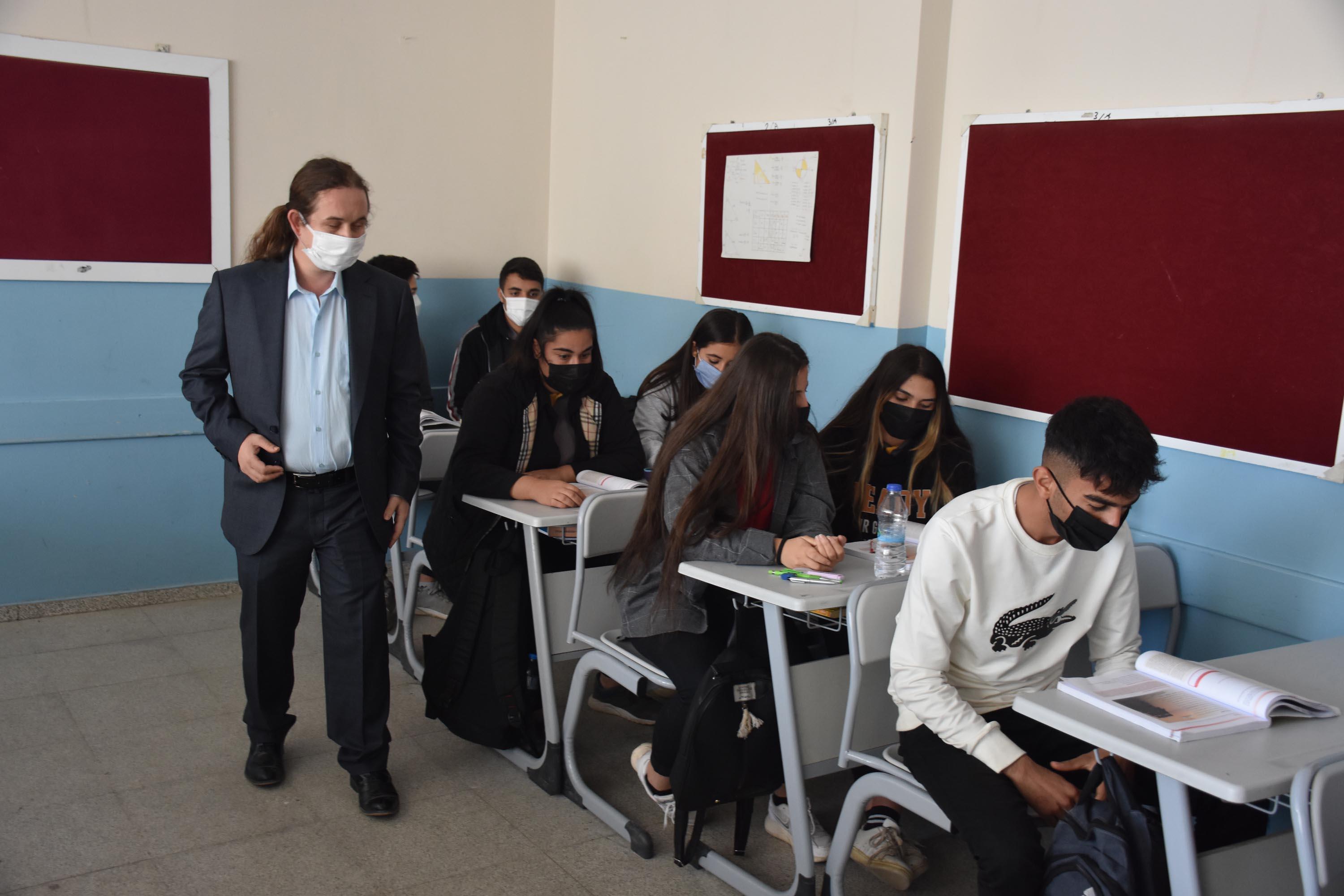 Görme engelli öğretmen çift, öğrencilerini geleceğe hazırlıyor