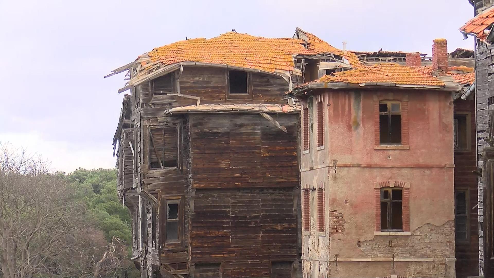 Yüzlerce çatı uçtu, çökecek denilen Büyükada Rum Yetimhanesi hasarsız atlattı