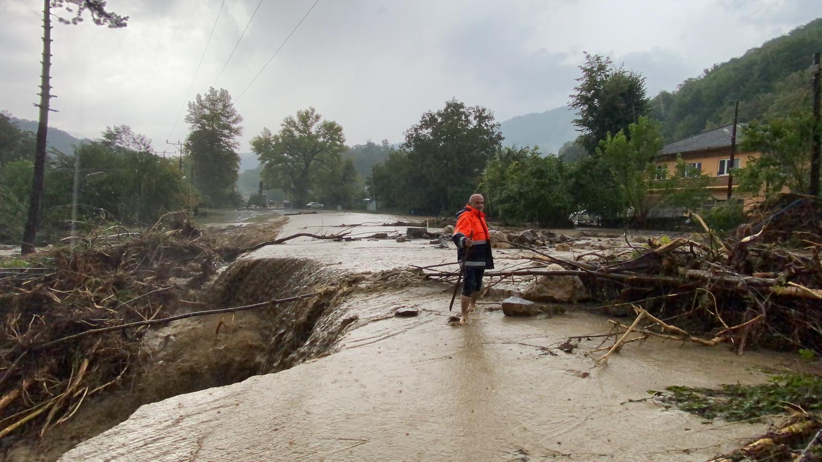 Sinop ve Samsunda sağanak sele neden oldu; vatandaşlar evlerinde mahsur kaldı