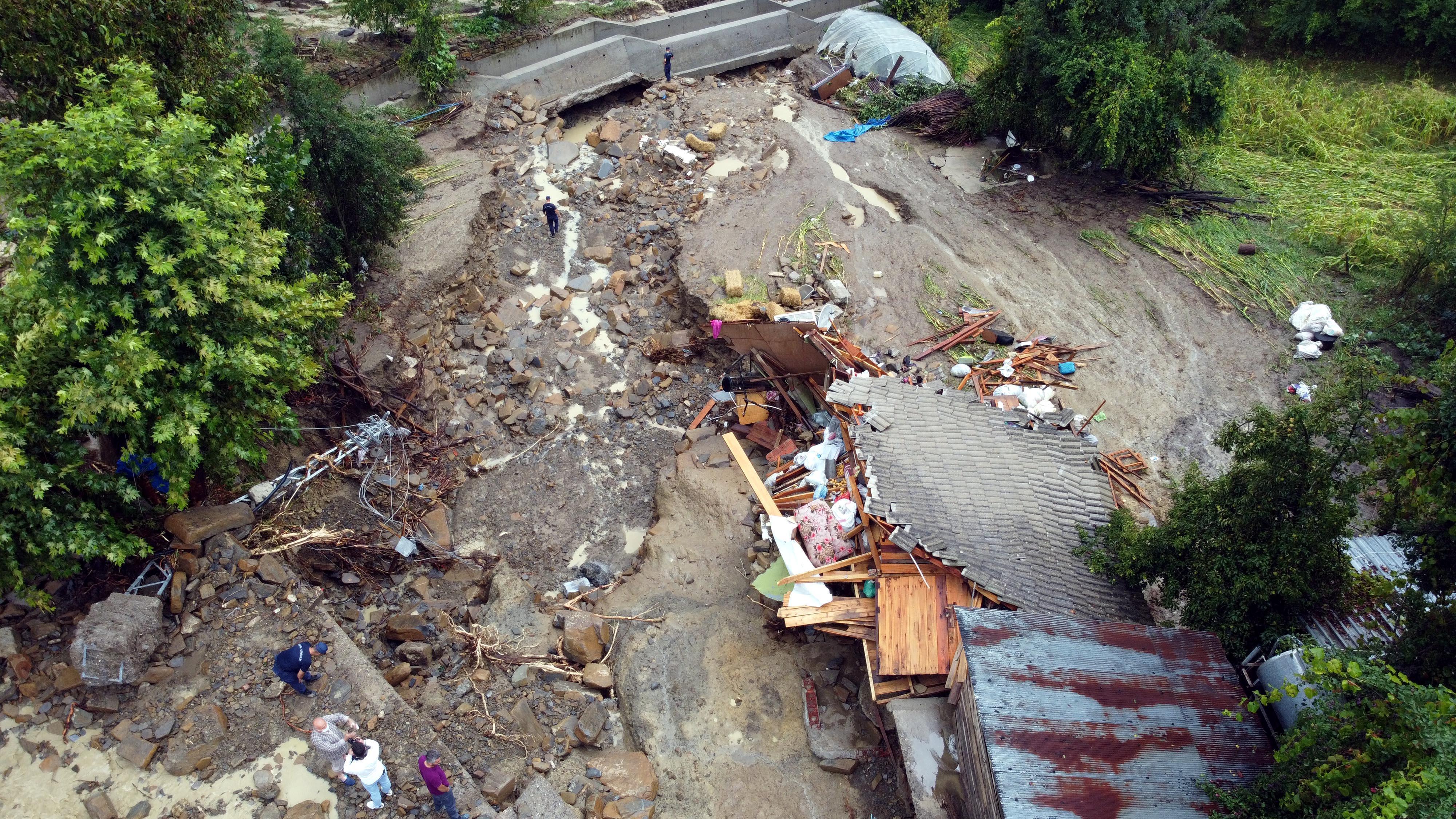 Sinop ve Samsunda sağanak sele neden oldu; vatandaşlar evlerinde mahsur kaldı