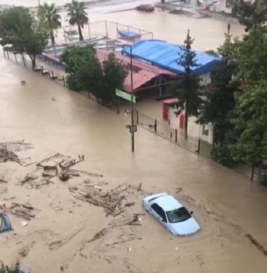 Sinop ve Samsunda sağanak sele neden oldu; vatandaşlar evlerinde mahsur kaldı