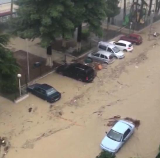 Sinop ve Samsunda sağanak sele neden oldu; vatandaşlar evlerinde mahsur kaldı