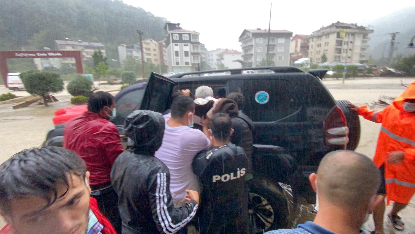 Sinop ve Samsunda sağanak sele neden oldu; vatandaşlar evlerinde mahsur kaldı