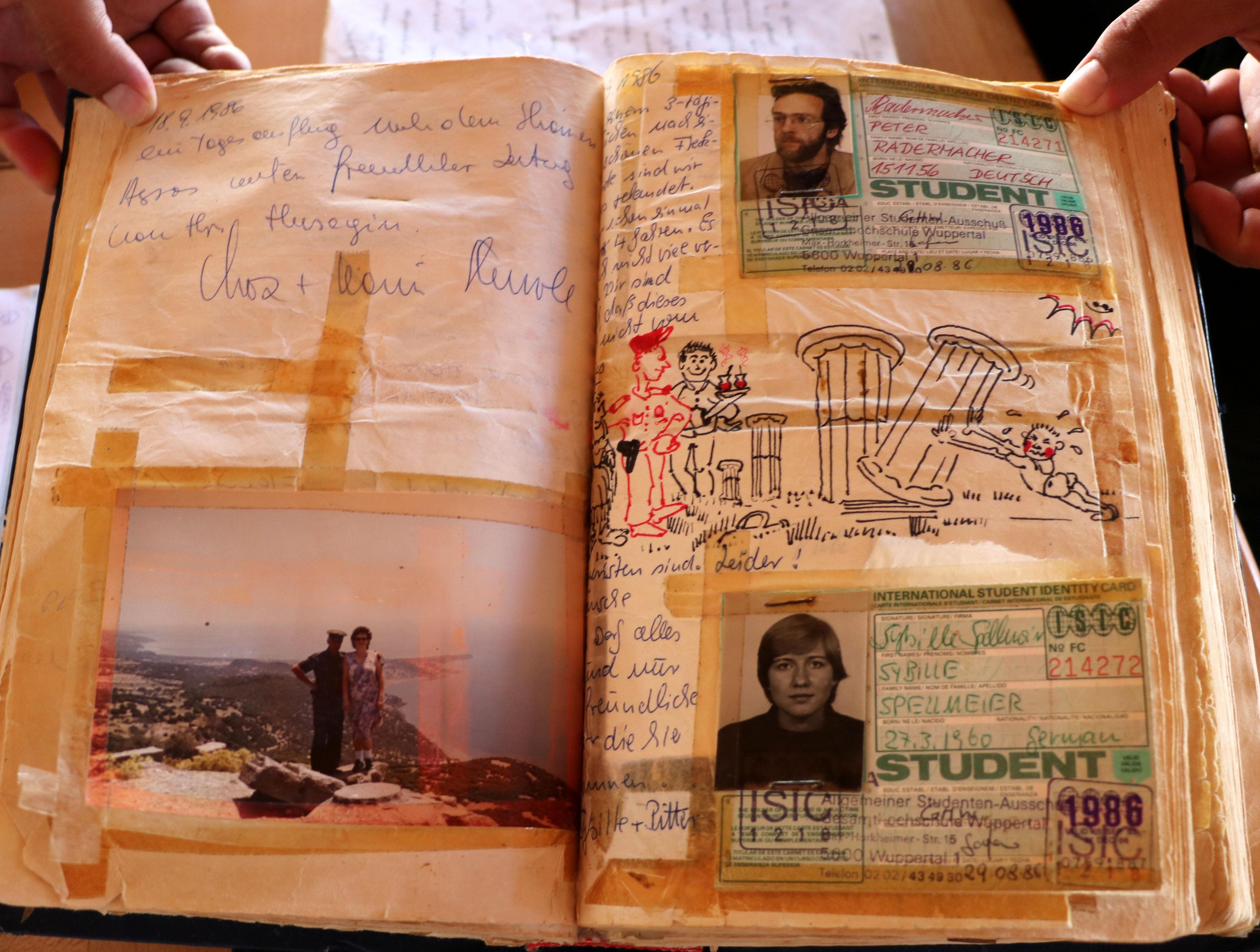 61 yıldır, Assosu gezen turistlerin anılarını 35 defterde biriktirdi