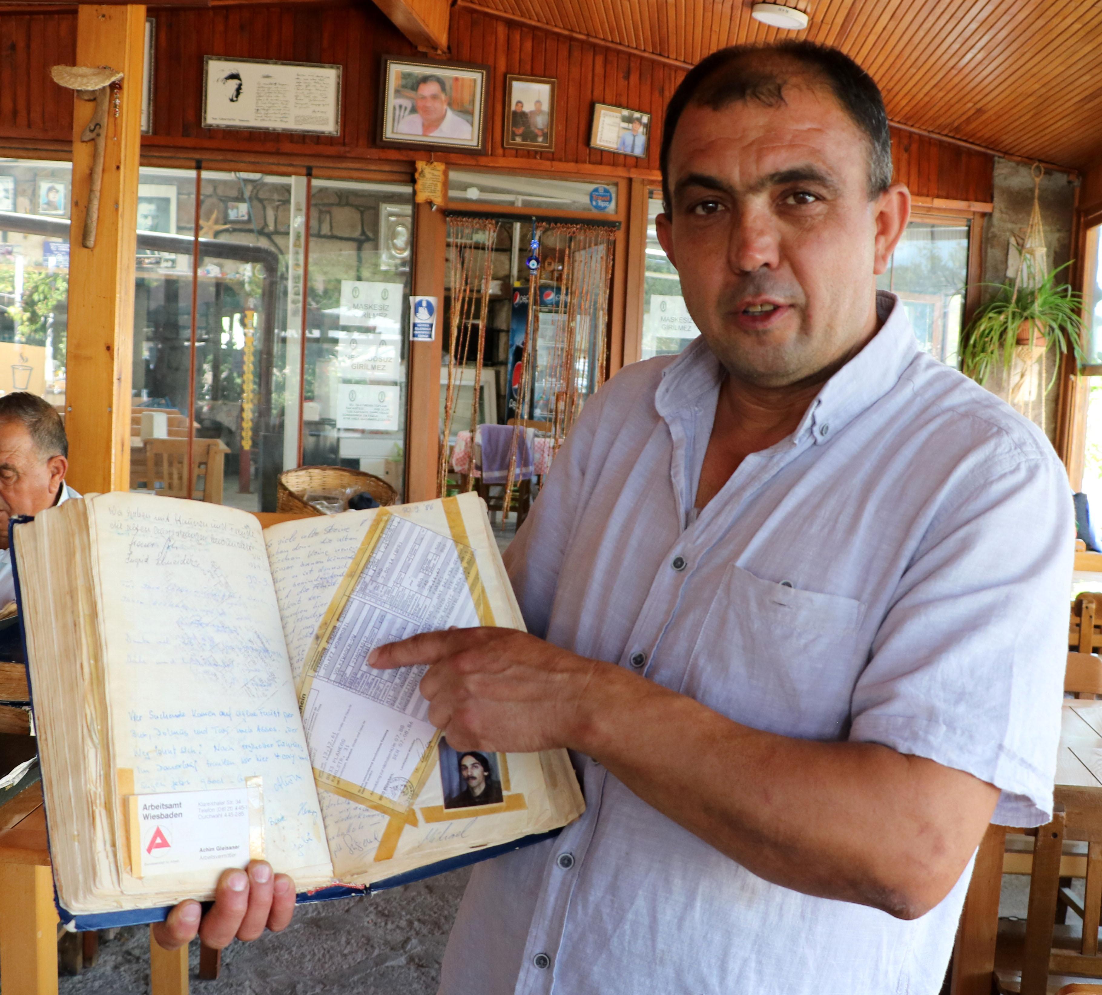 61 yıldır, Assosu gezen turistlerin anılarını 35 defterde biriktirdi