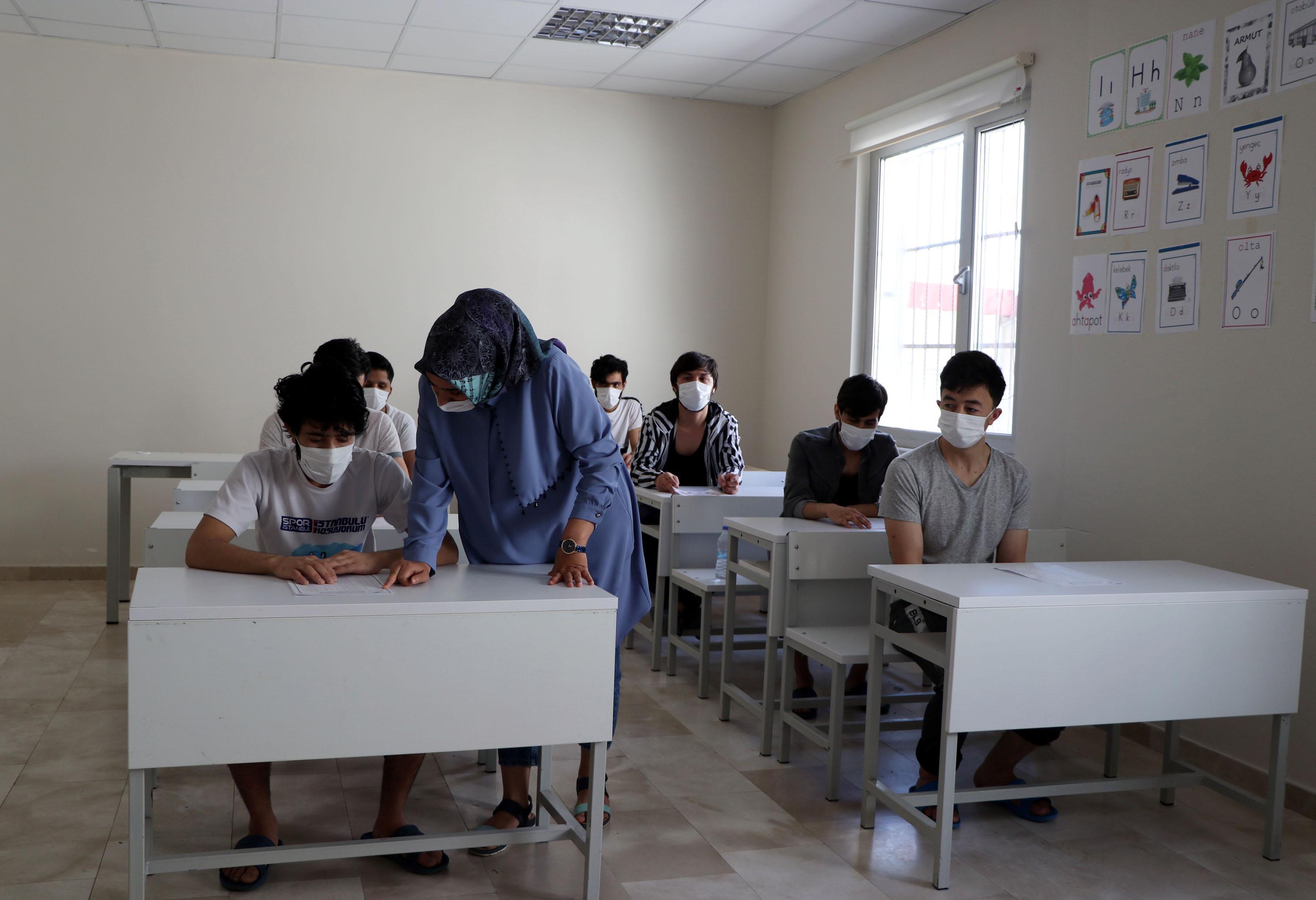 Kaçak göçmenlerin ağırlandığı geri gönderme merkezinin kapıları DHAya açıldı