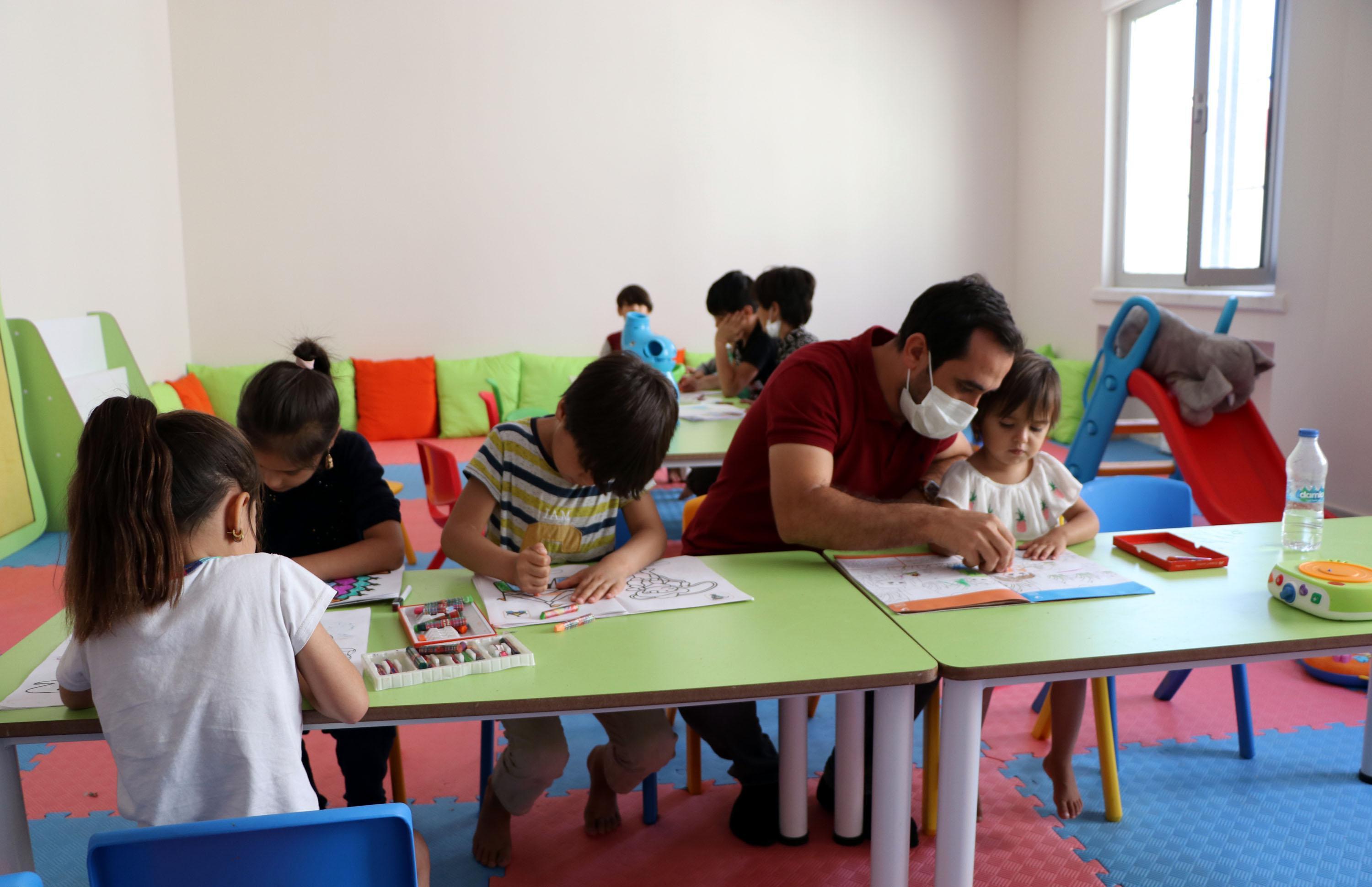 Kaçak göçmenlerin ağırlandığı geri gönderme merkezinin kapıları DHAya açıldı