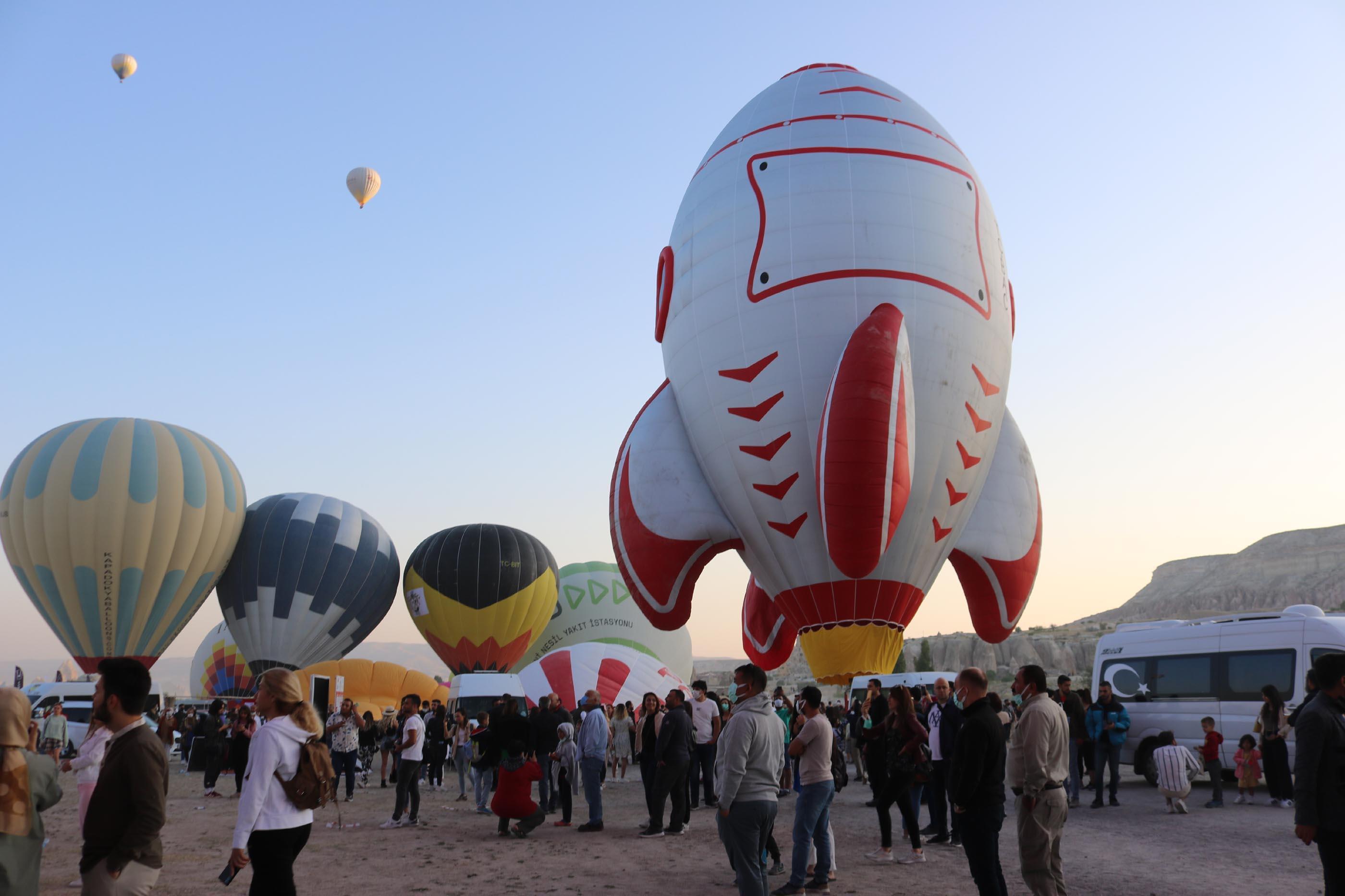 Kapadokyada festival başladı; balonlar görsel şölen oluşturdu