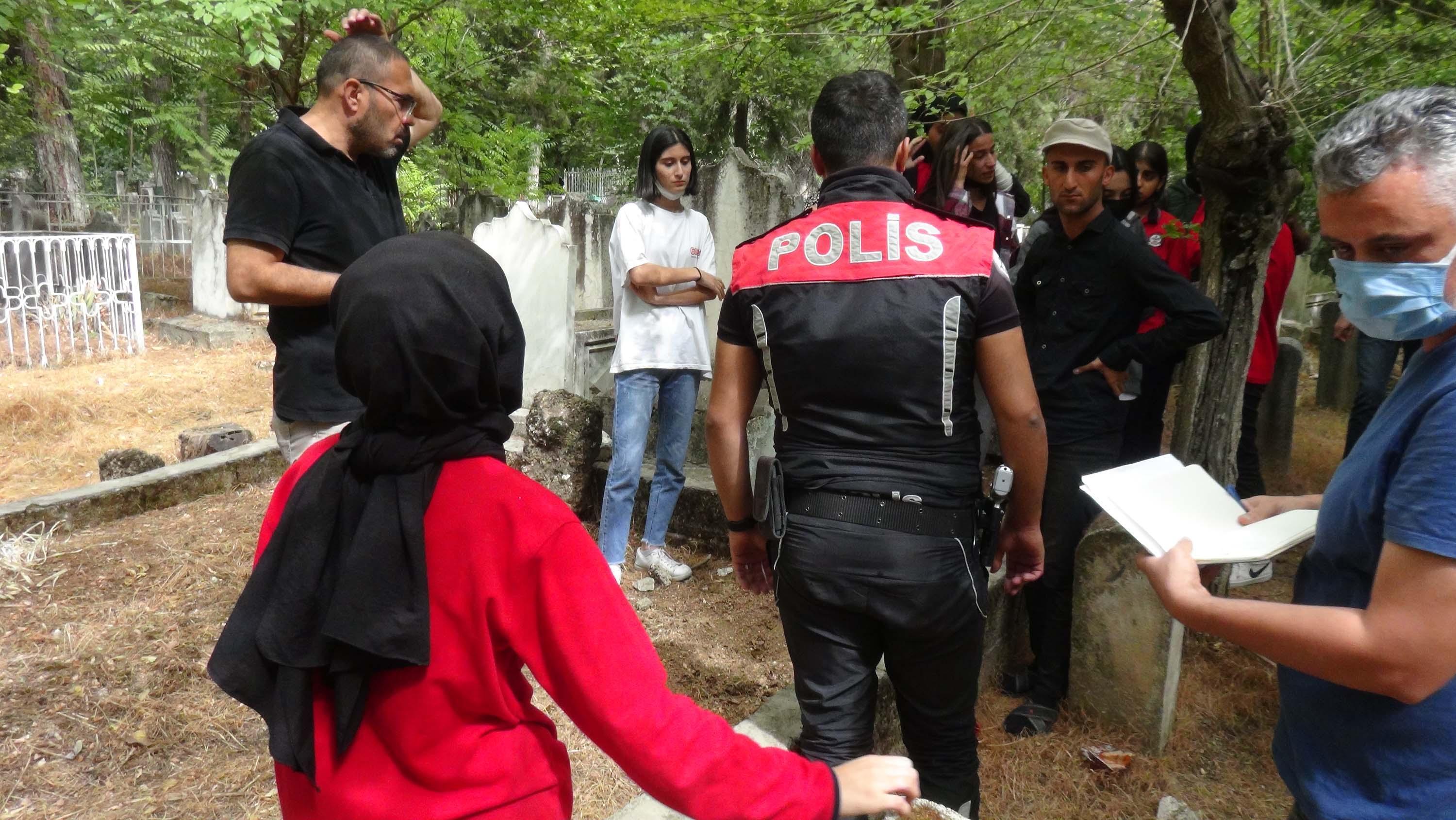 Mezarlıkta, vücudu toprağa gömülü bebek bulundu