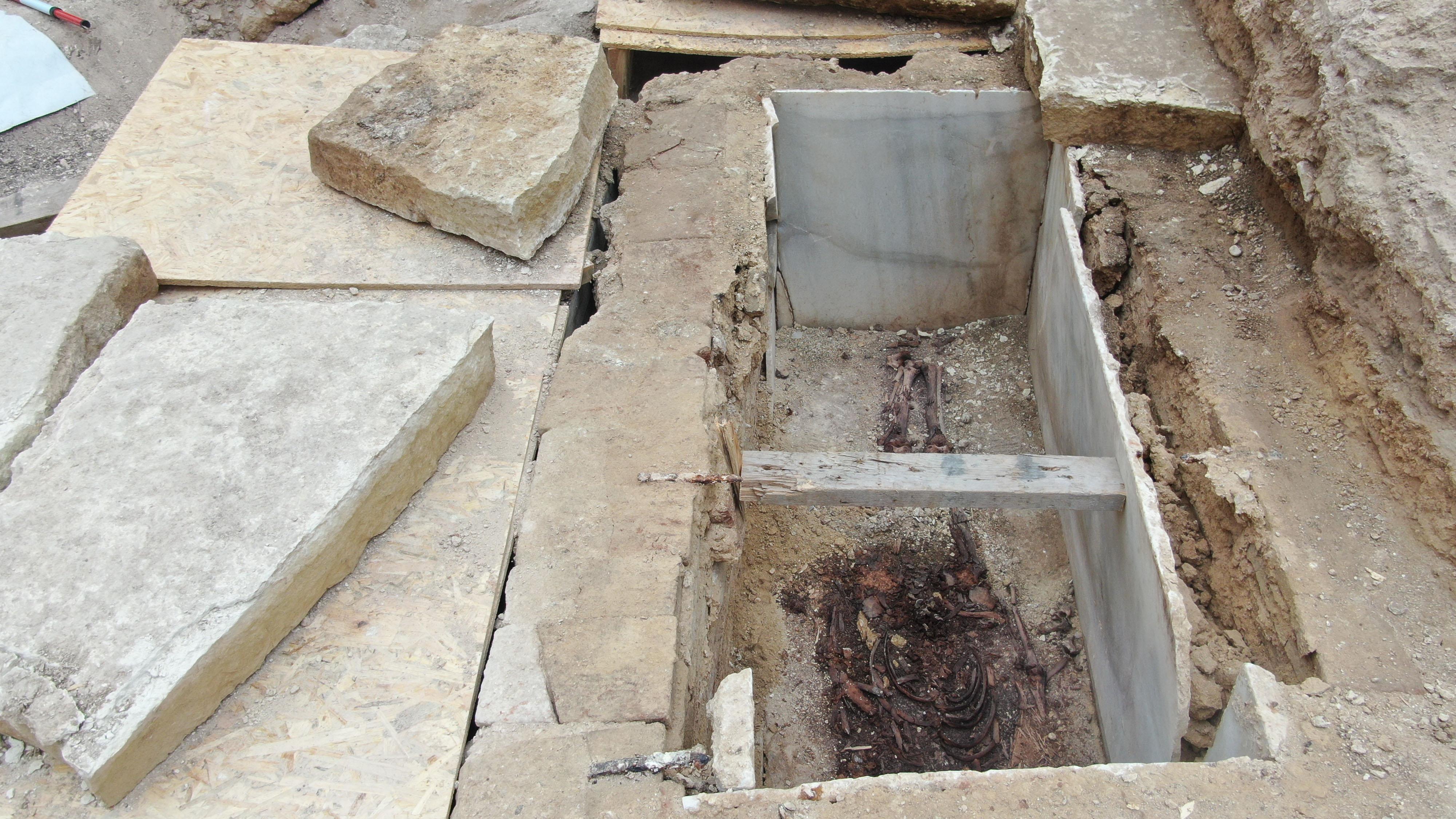 Zeytinburnu’ndaki kazı çalışmalarında ‘sandık tipi mezar’ ve ‘lahit mezar’ bulundu