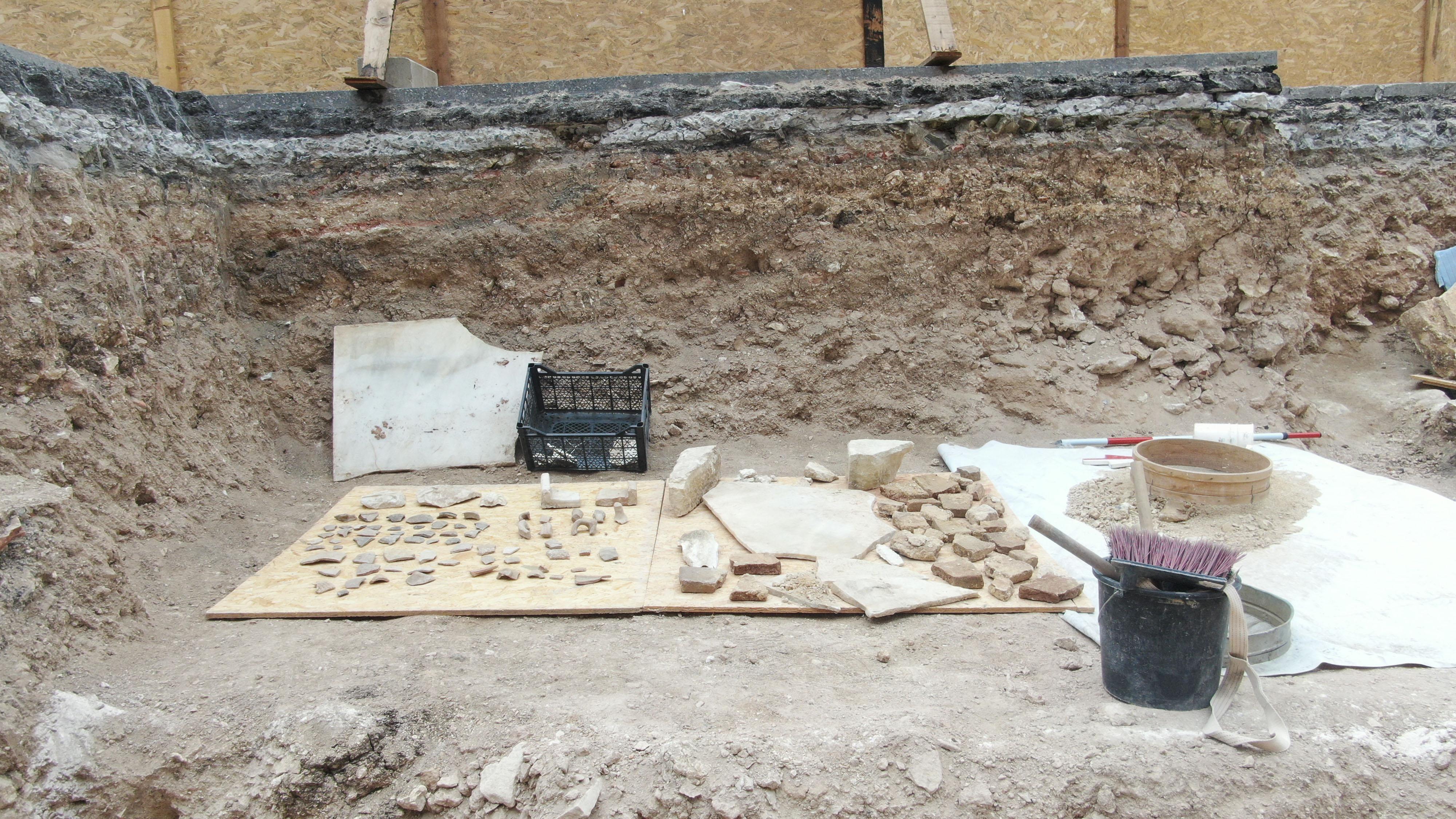 Zeytinburnu’ndaki kazı çalışmalarında ‘sandık tipi mezar’ ve ‘lahit mezar’ bulundu