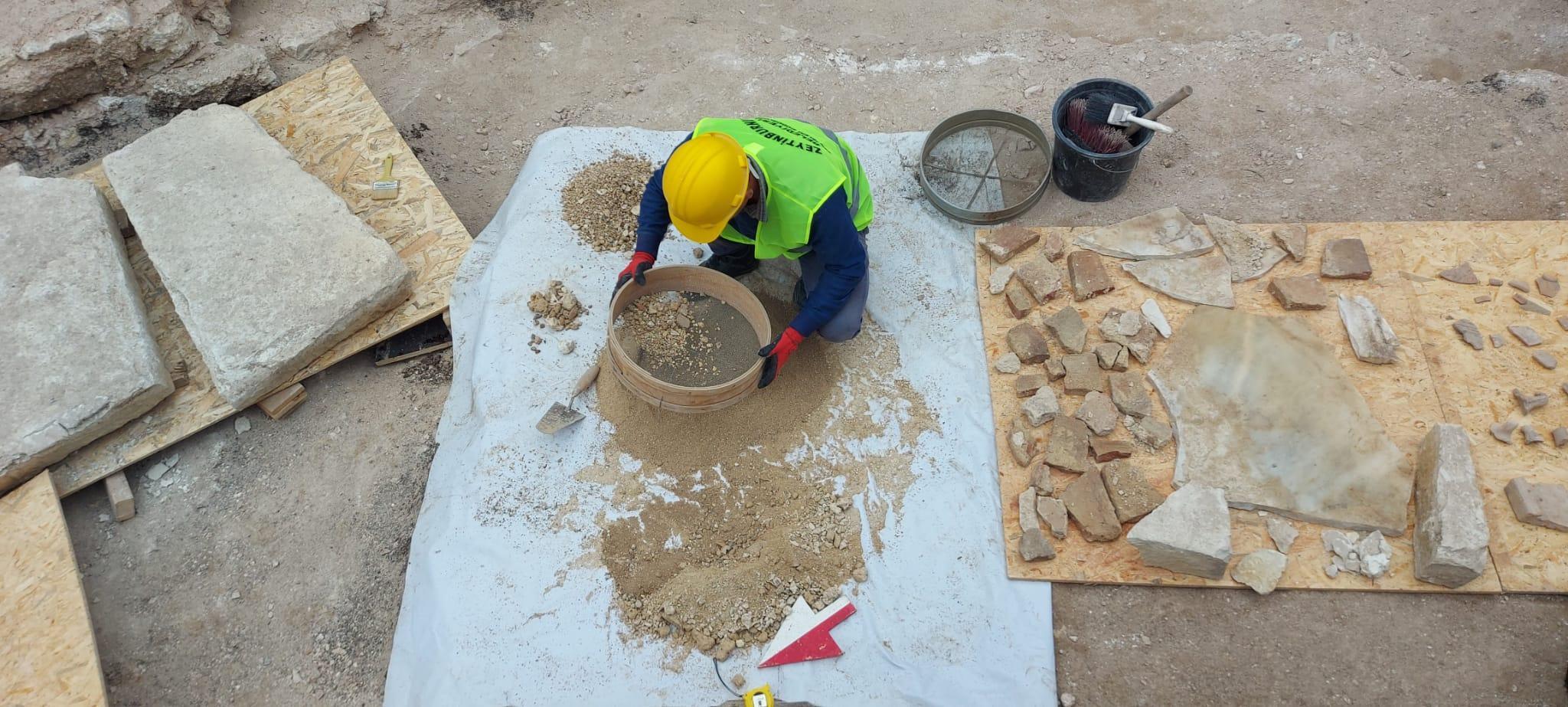 Zeytinburnu’ndaki kazı çalışmalarında ‘sandık tipi mezar’ ve ‘lahit mezar’ bulundu