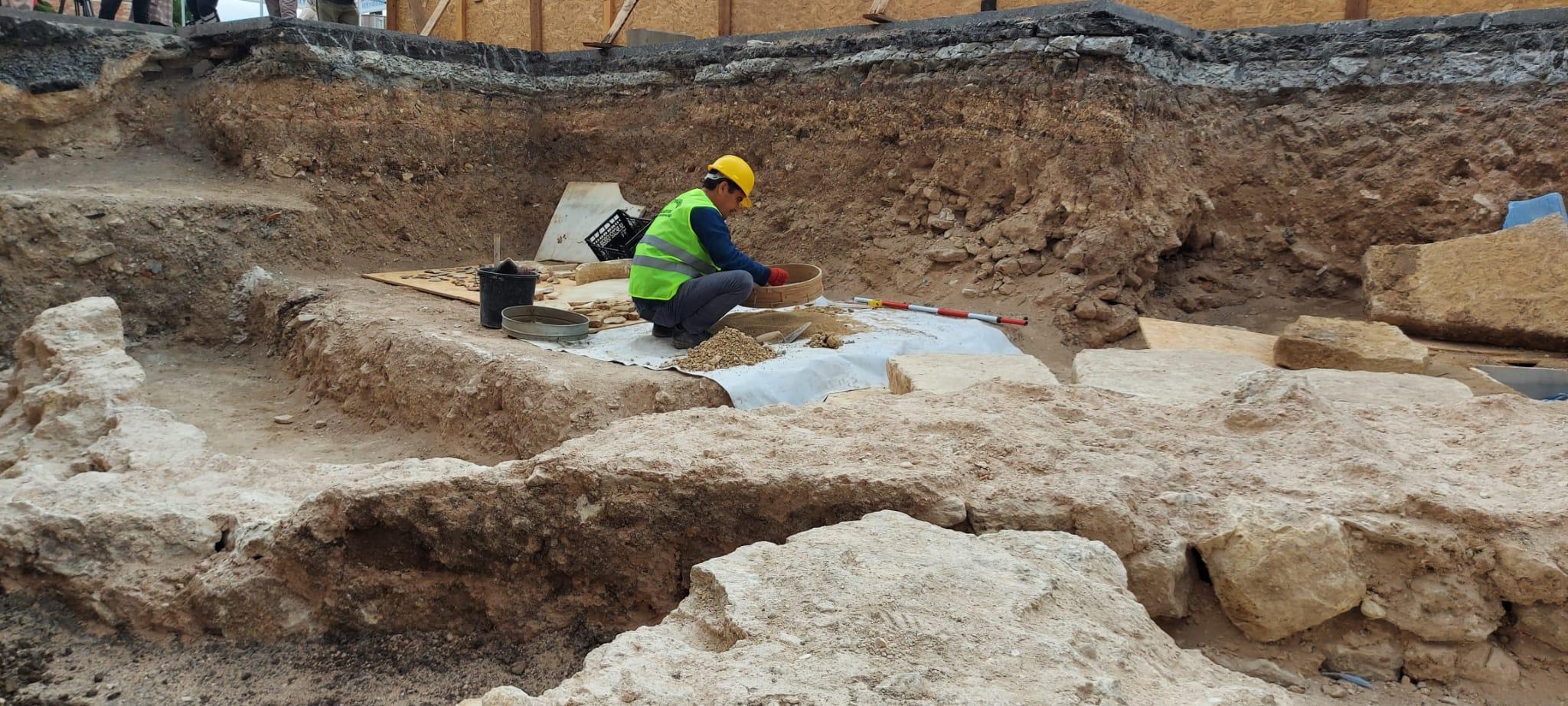 Zeytinburnu’ndaki kazı çalışmalarında ‘sandık tipi mezar’ ve ‘lahit mezar’ bulundu