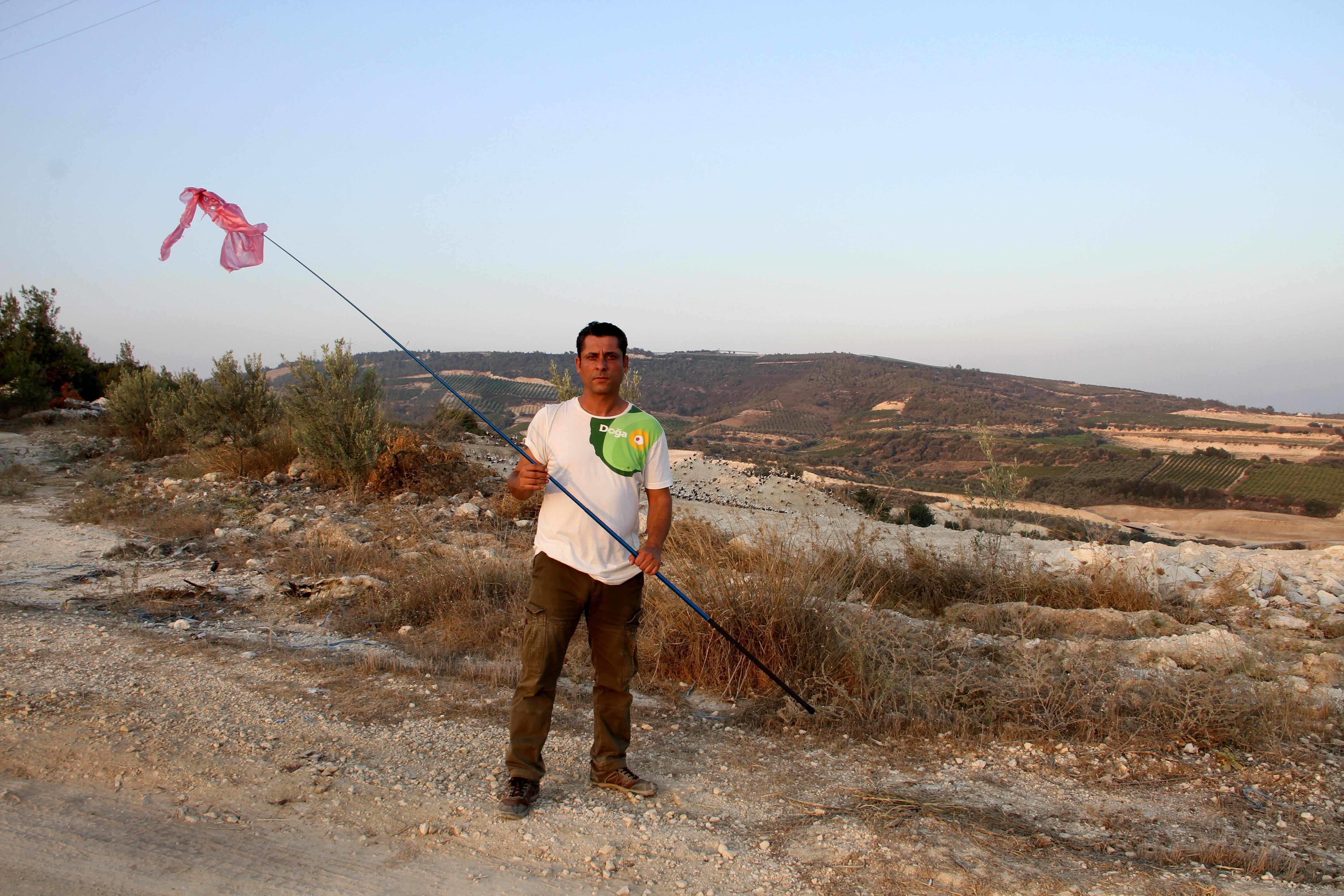 Gönüllüler leylekler için nöbette