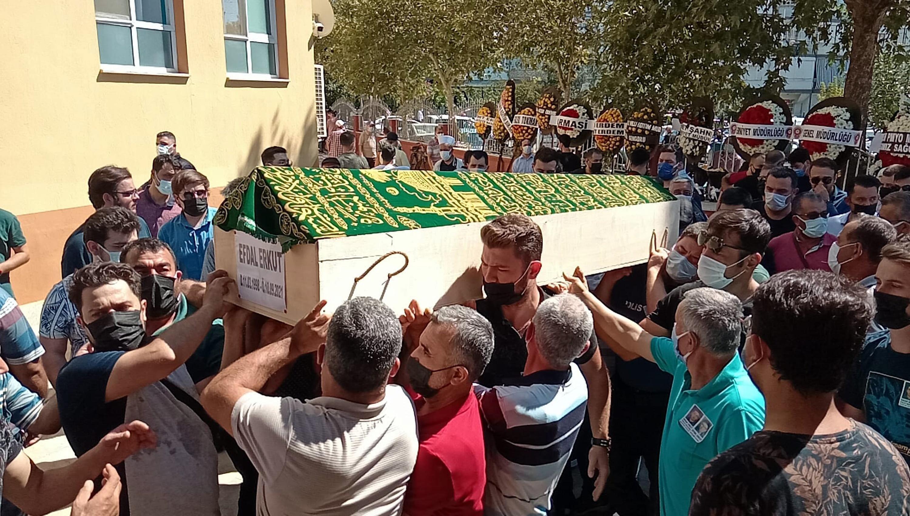 Kazada ölen polis memuru ve kardeşi, toprağa verildi