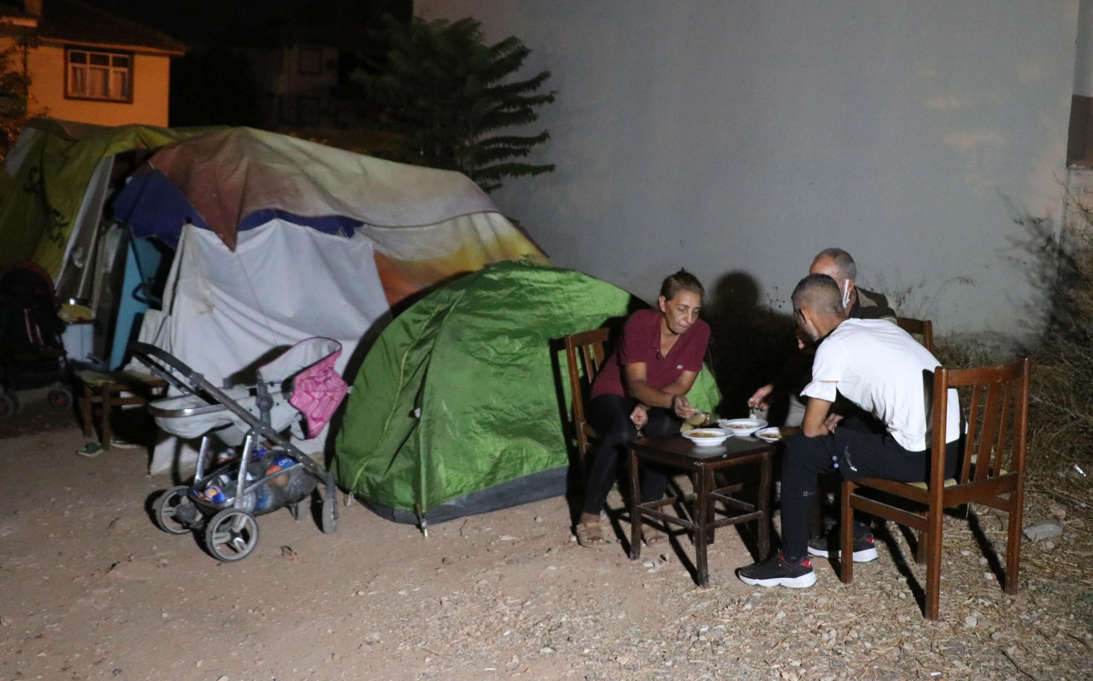 7 kişilik aile, 2,5 aydır boş araziye kurdukları çadırda yaşıyor