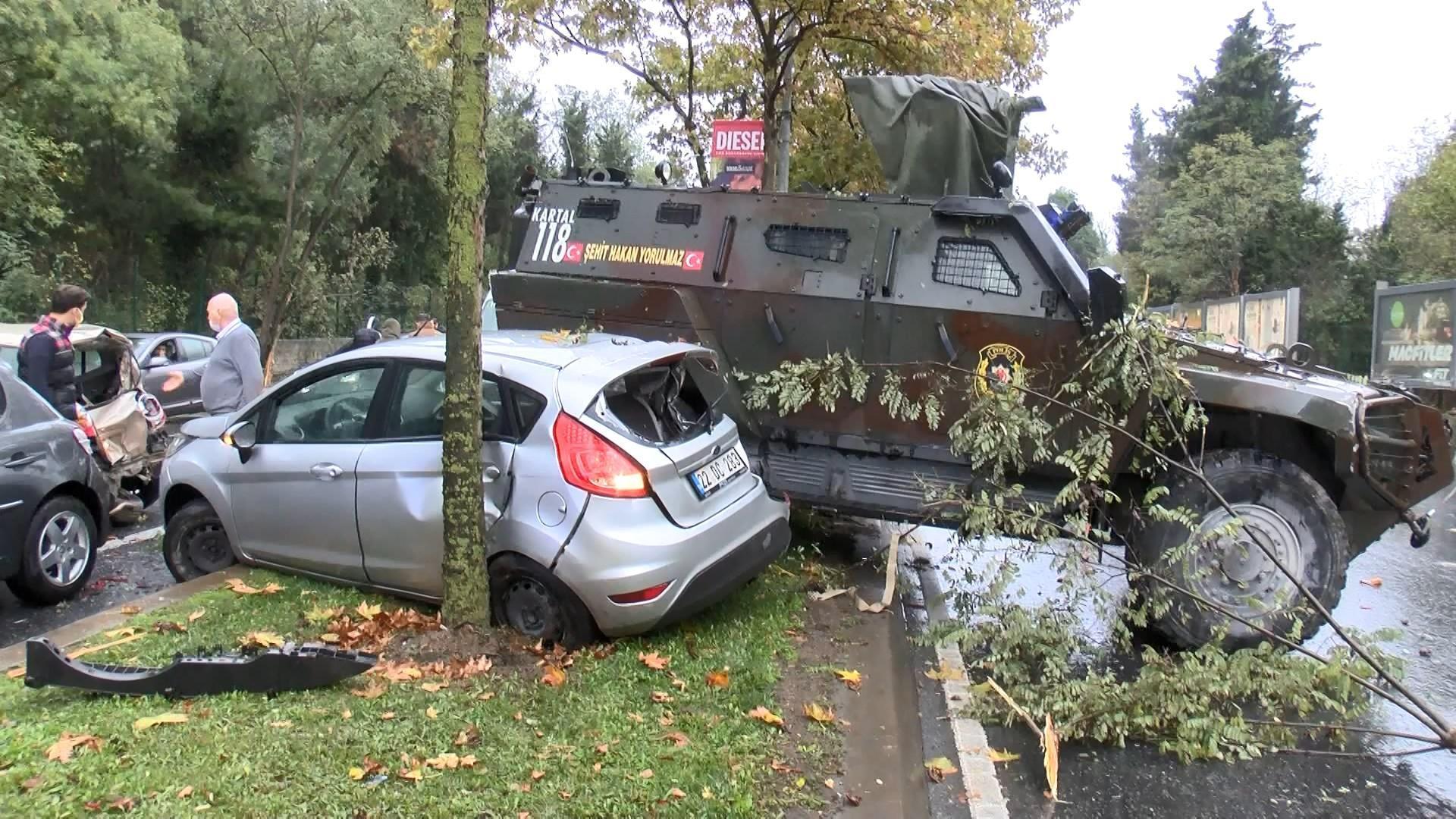 Sarıyerde zırhlı polis aracı 6 araca çarptı: 3 yaralı
