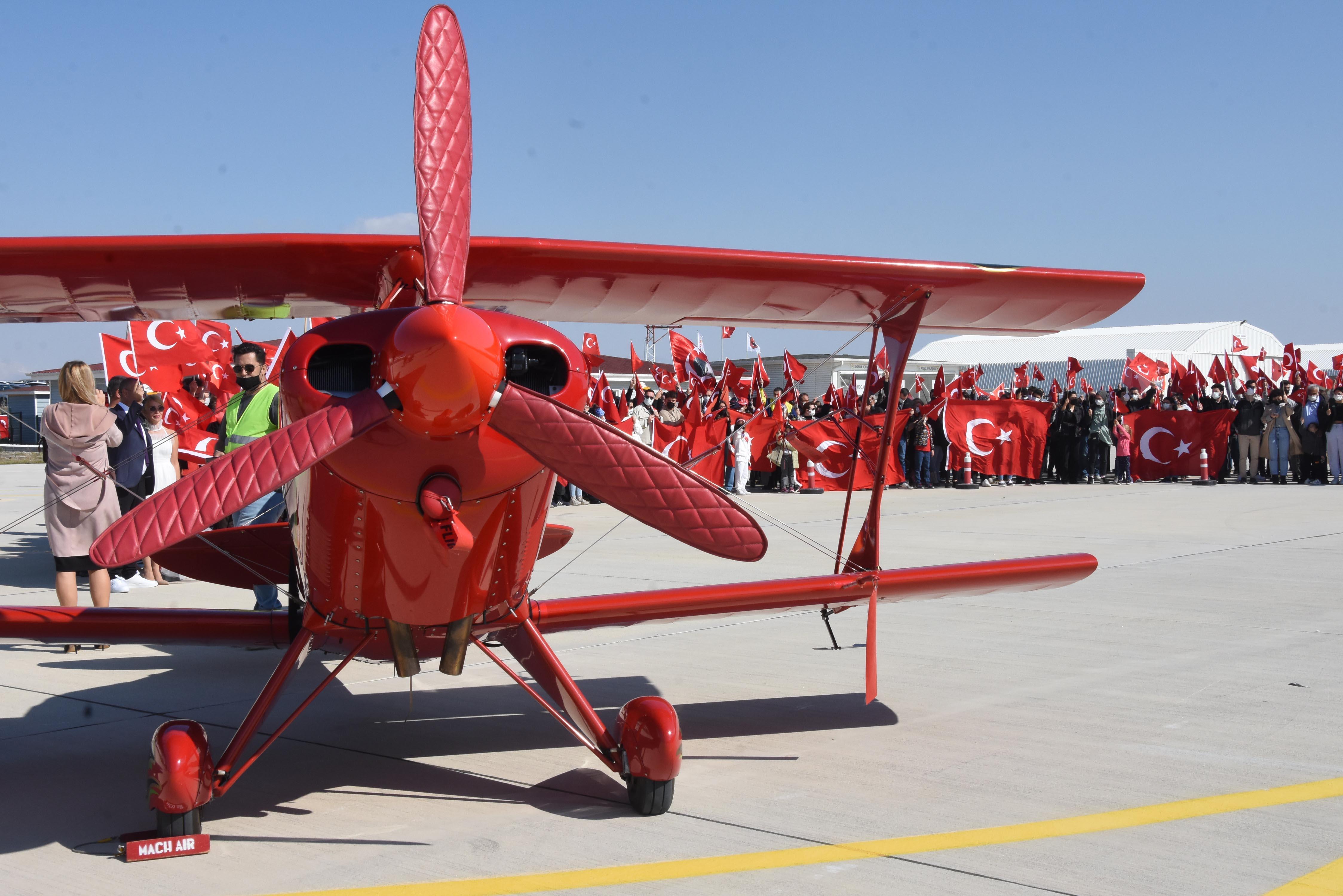 29 Ekime özel koreografi; 1000 kişi hilal oldu, akrobasi uçağı yıldız