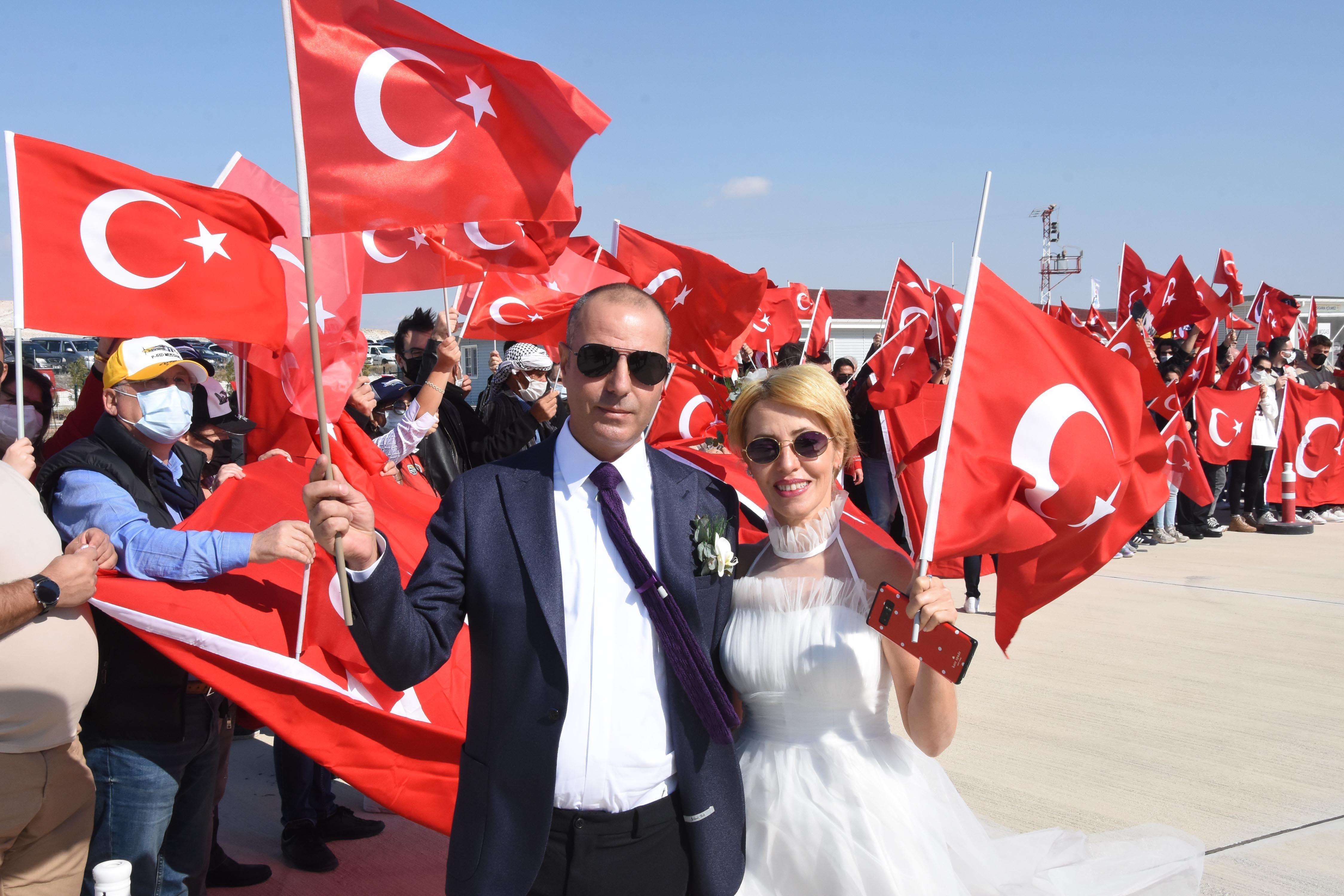 29 Ekime özel koreografi; 1000 kişi hilal oldu, akrobasi uçağı yıldız