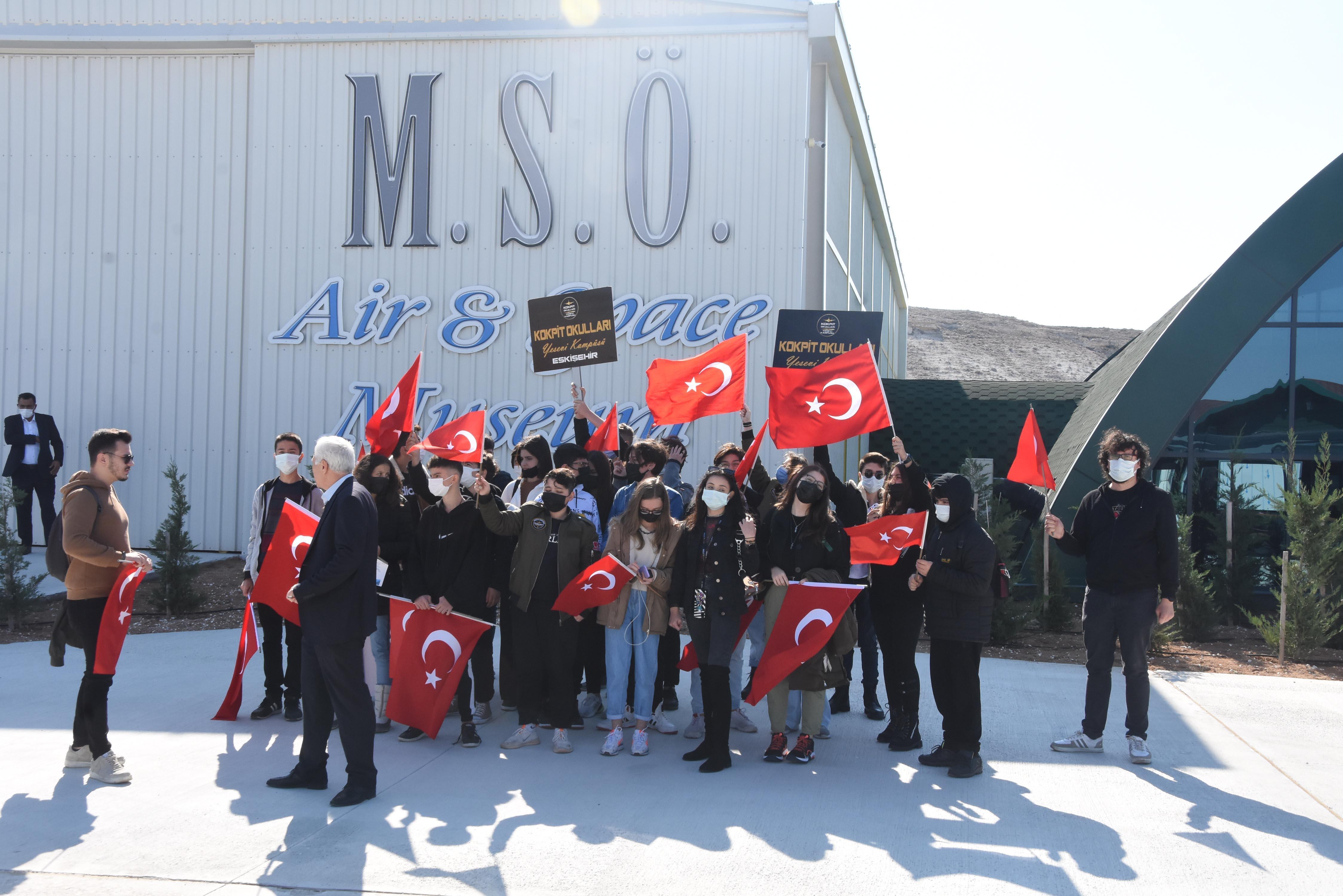 29 Ekime özel koreografi; 1000 kişi hilal oldu, akrobasi uçağı yıldız