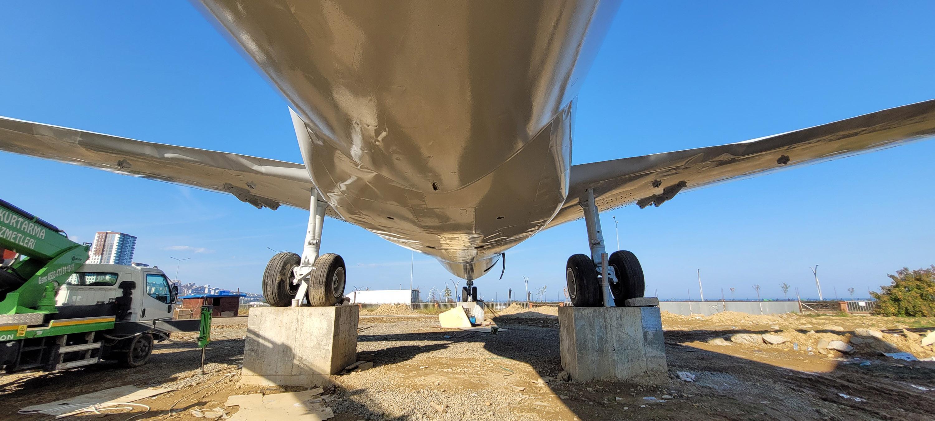 Pistten çıkan uçak, pide salonuna dönüştürüleceği yeni yerinde