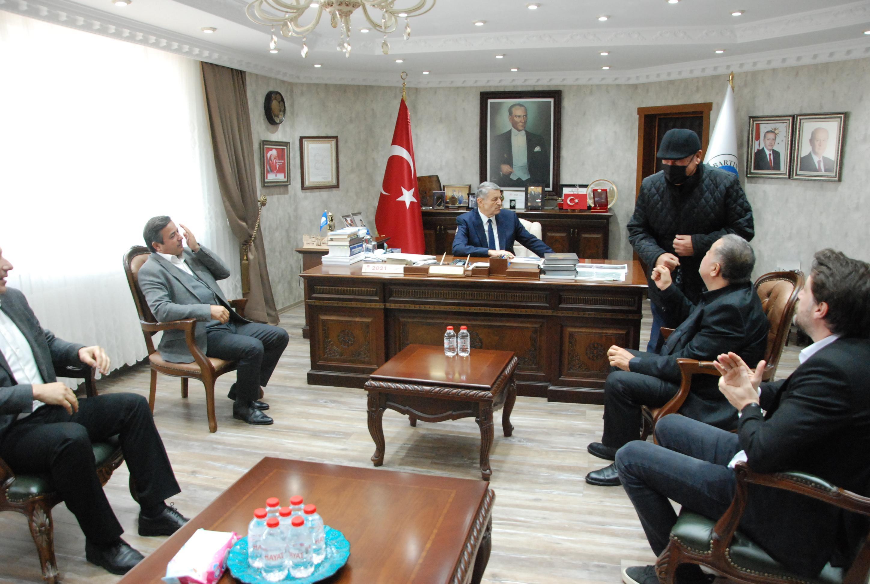 2 kişinin öldüğü kazada yaralanan belediye başkanı görevine başladı