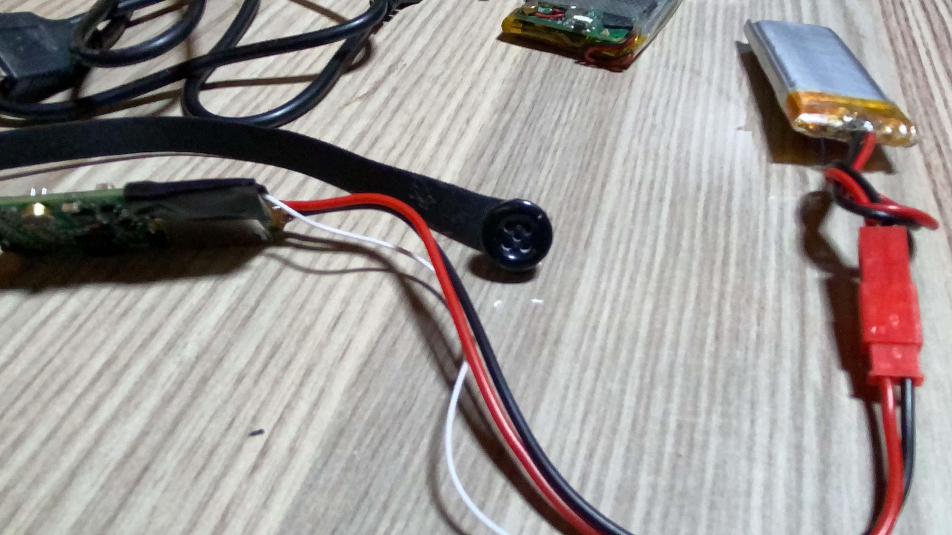 Daha önce 5er kez girdikleri ehliyet sınavında, kopya düzeneği ile yakalandılar