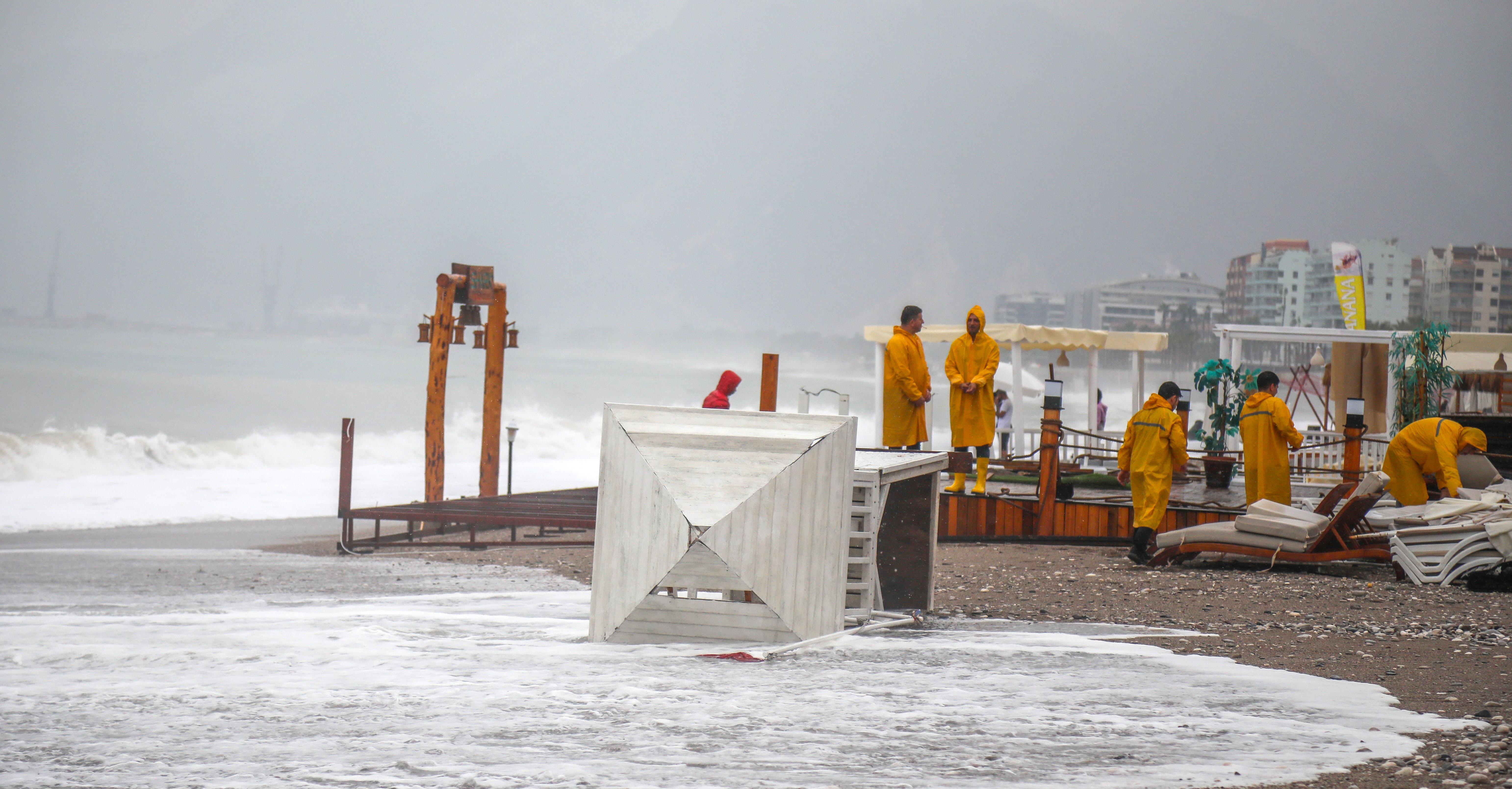 Antalyada kuvvetli yağış olmadı; dalgaları seyrettiler