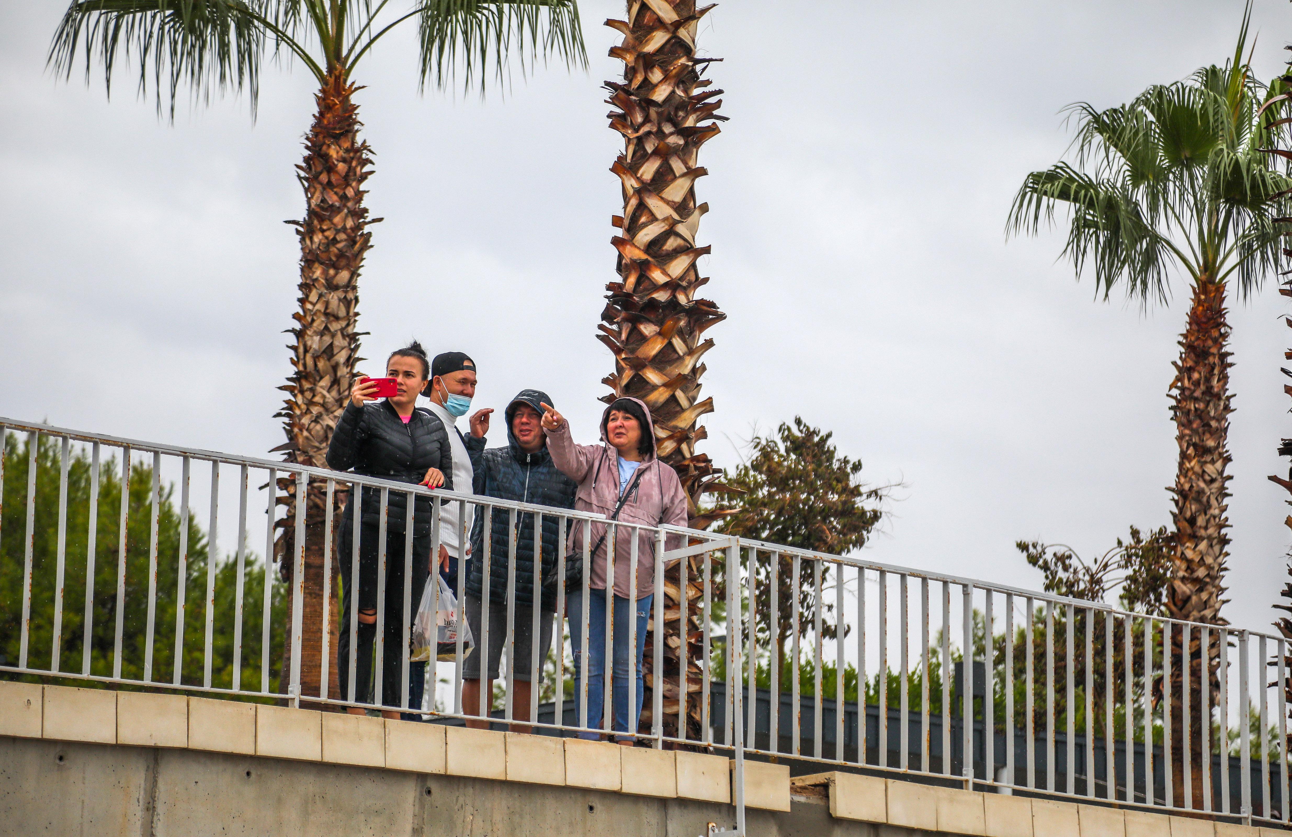Antalyada kuvvetli yağış olmadı; dalgaları seyrettiler